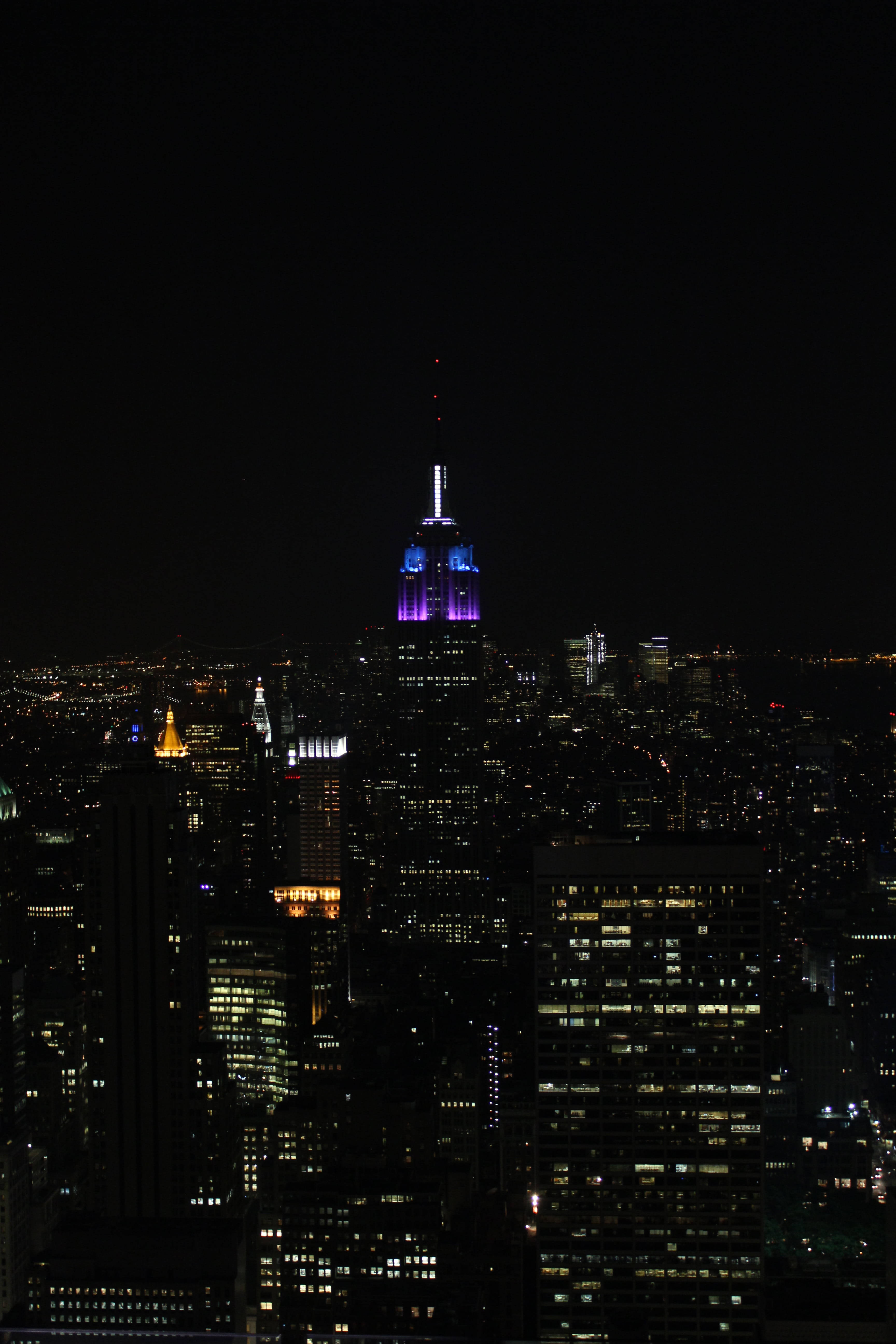 Moonlit Skyline of the Empire State, New York at Night on iPhone Wallpaper Picha ya Ukuta