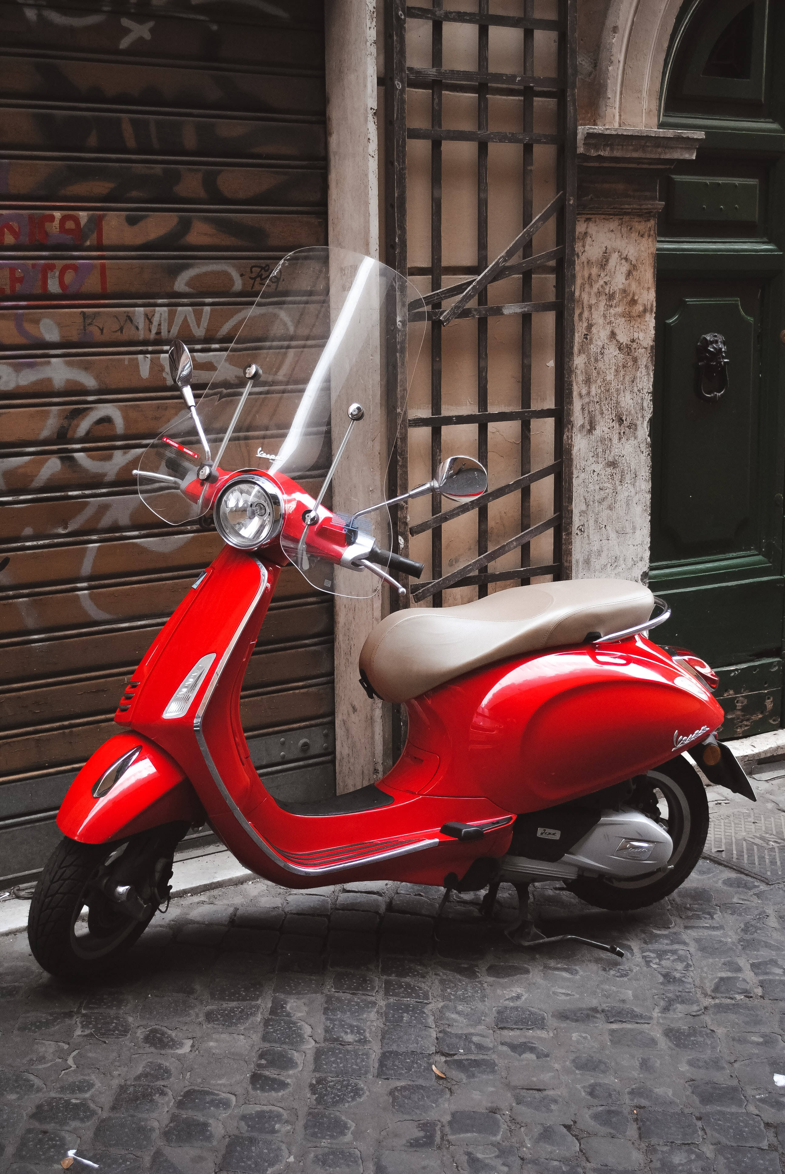 Moped Nyekundu Picha ya Ukuta