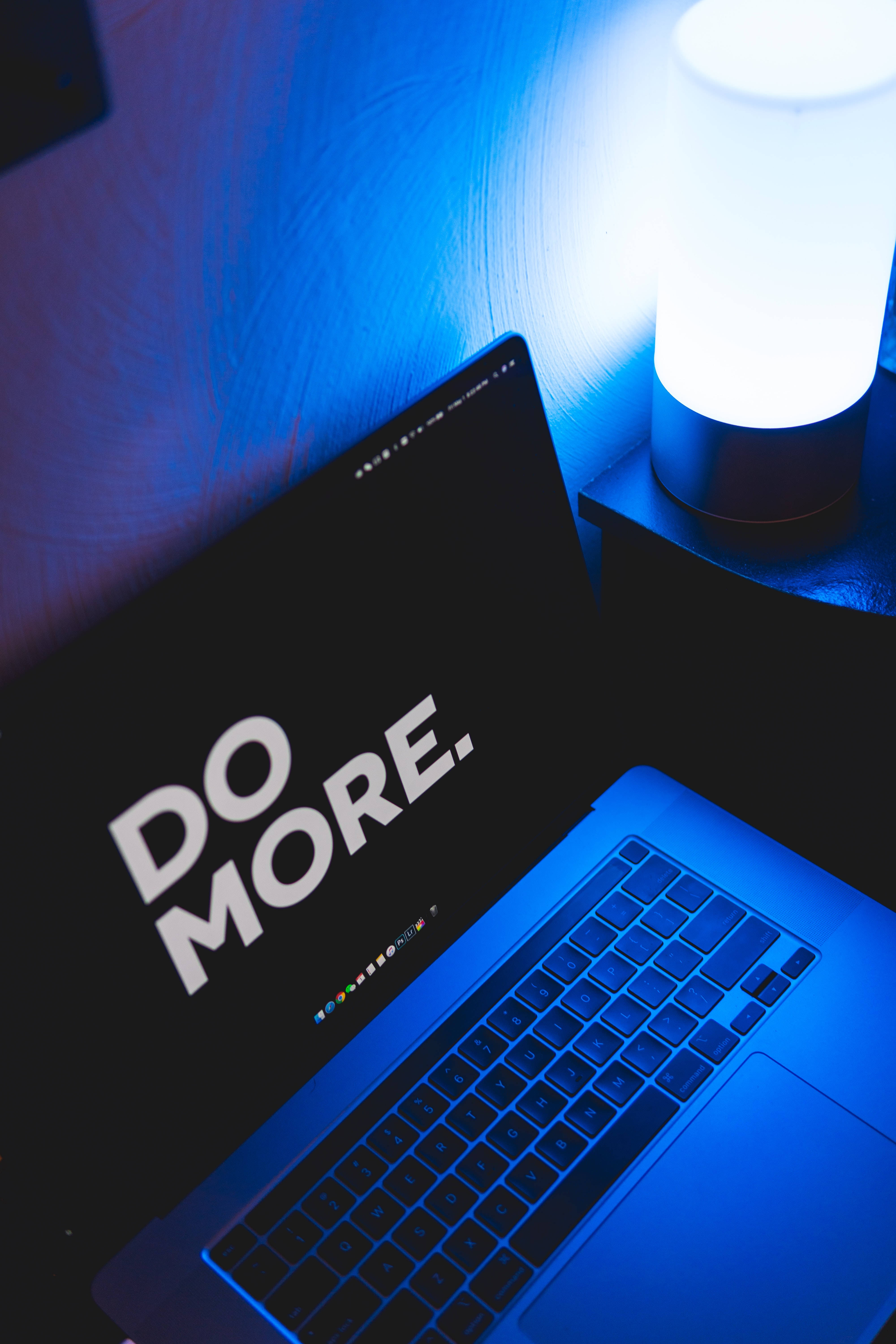 Motivational Words On MacBook Screen Picha ya Ukuta