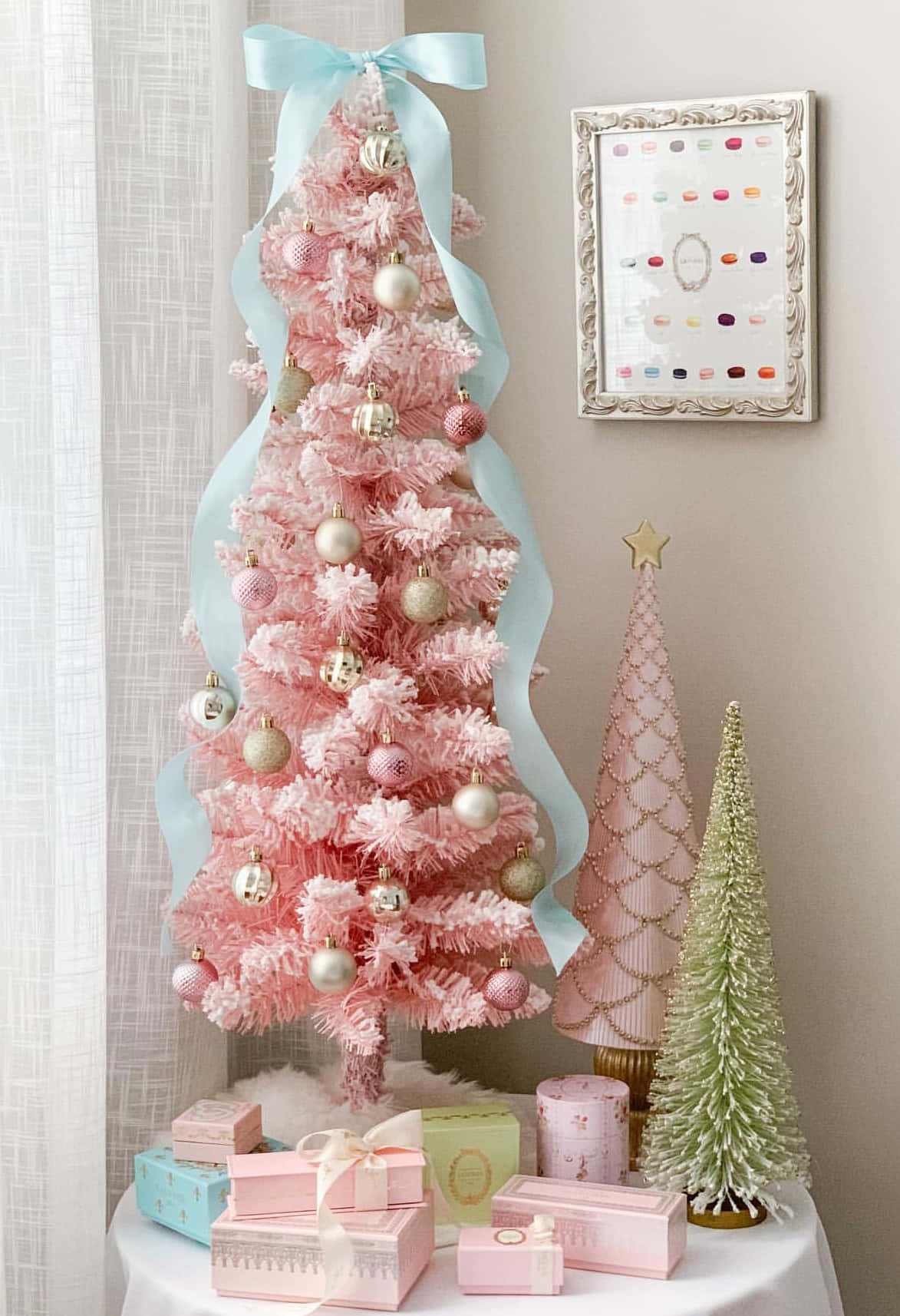 Mpangilio wa Mti wa Krismasi wa Aesthetic Pastel Picha ya Ukuta
