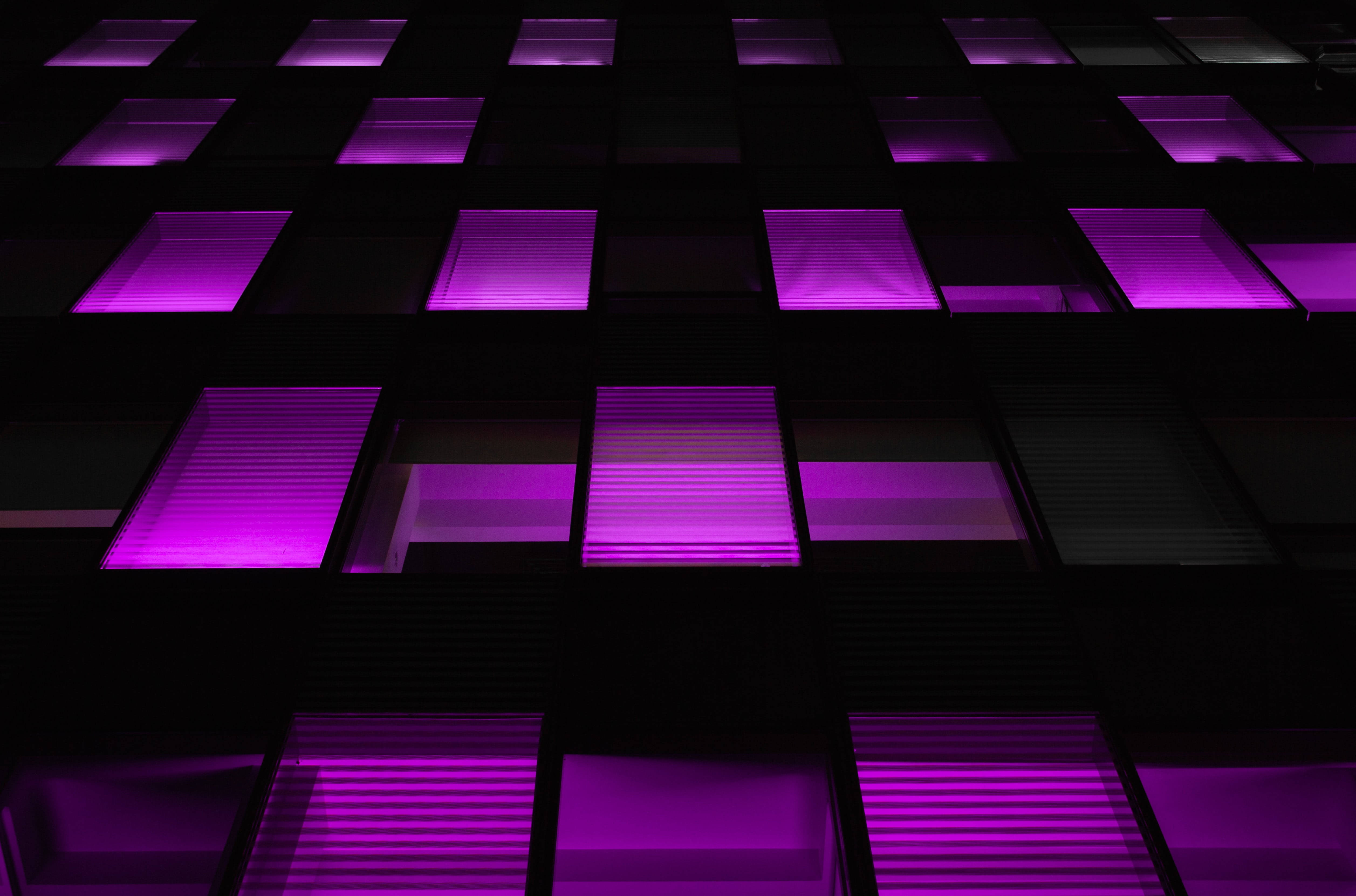 Mraba wa Zambarau wa Neon Giza Picha ya Ukuta