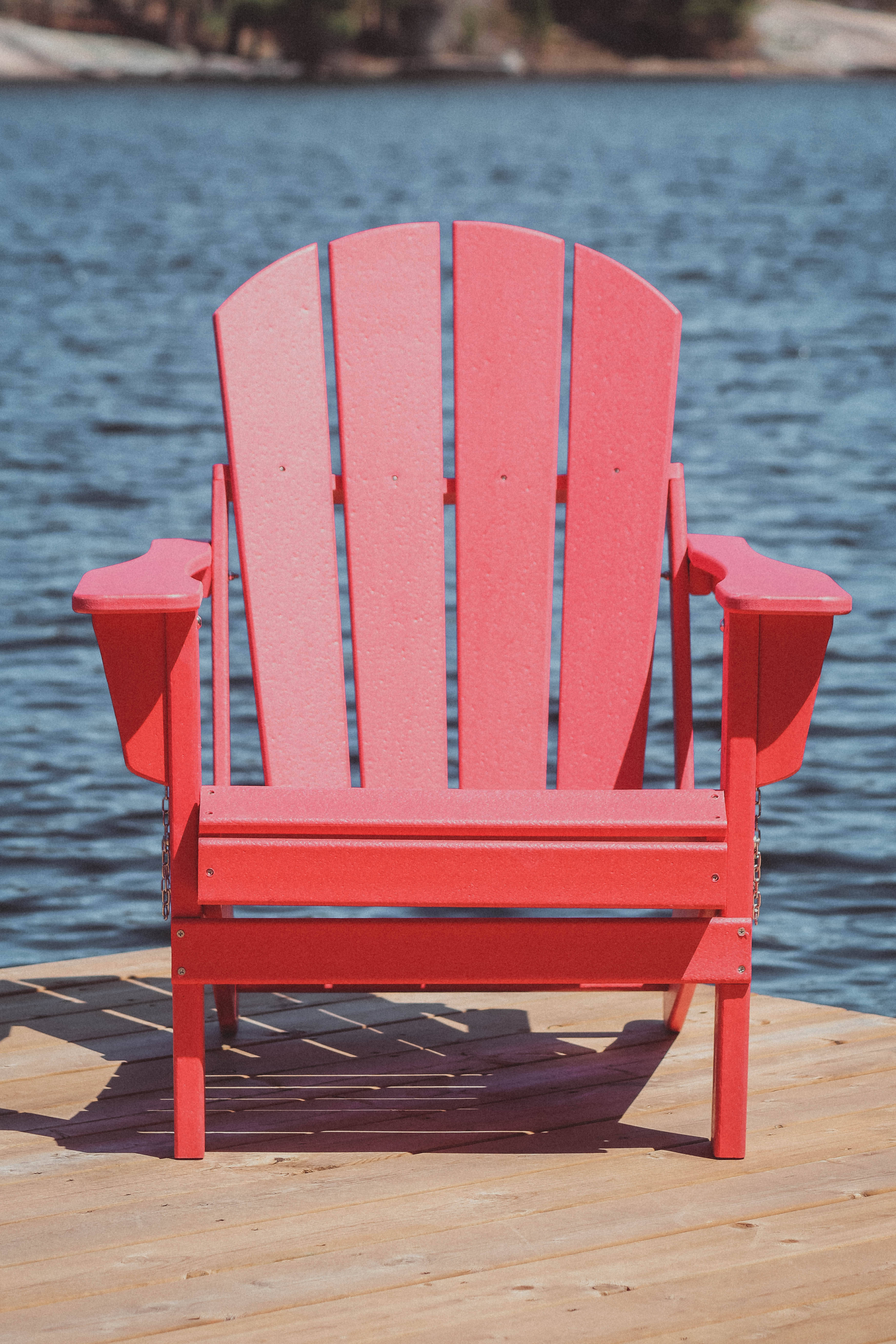 Mrembo wa Kiti cha Adirondack cha Cottagecore Picha ya Ukuta
