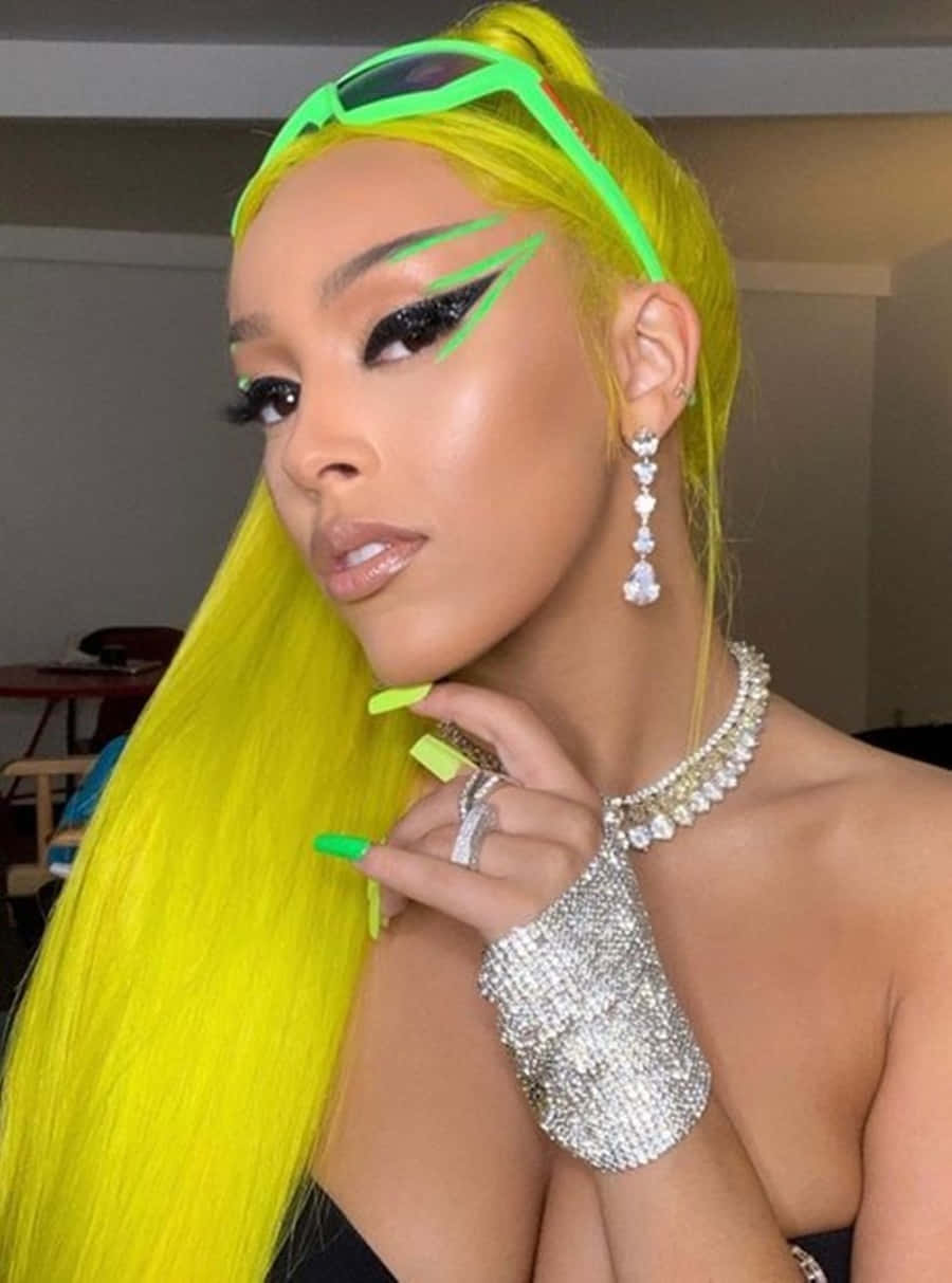 Msanii na mwimbaji Doja Cat akitumbuiza jukwaani Picha ya Ukuta