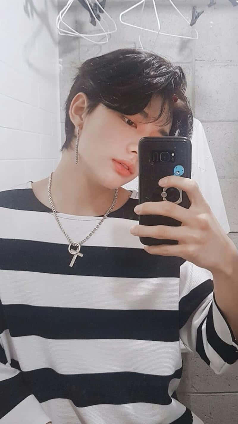 Msanii wa Kikorea Hyunjin Shati la Mistari Nyeusi na Nyeupe Picha ya Ukuta