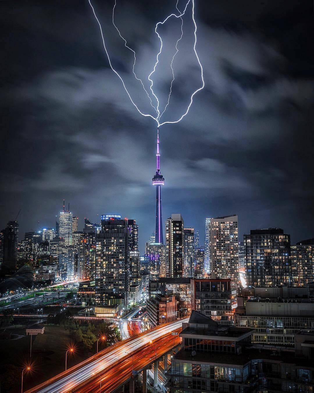 Mshale wa Mwangaza wa CN Tower Picha ya Ukuta
