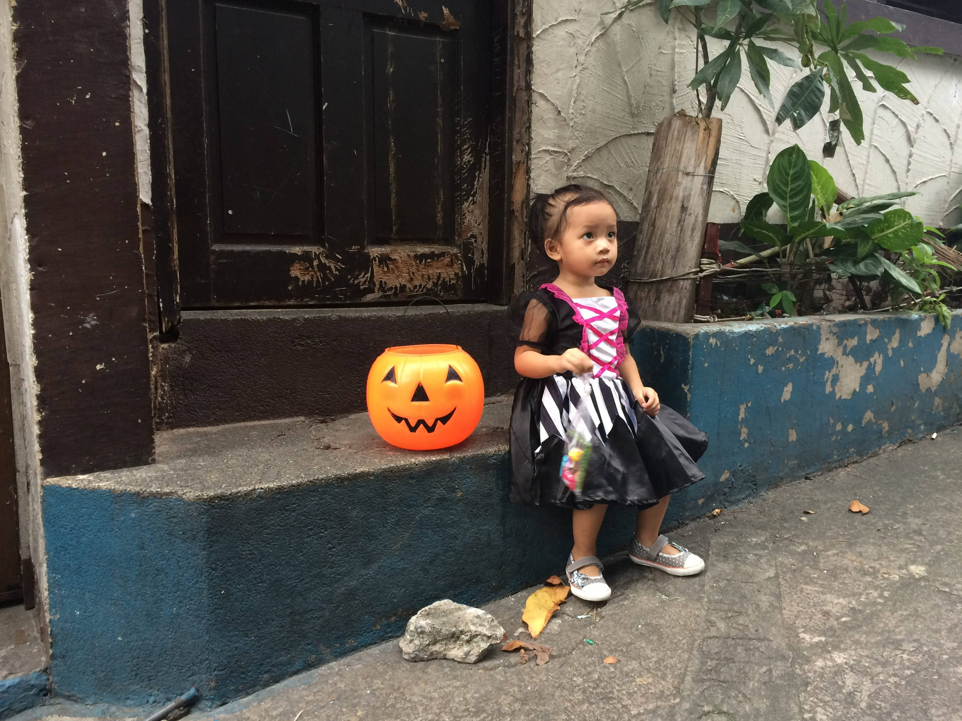 Msichana Mdogo Mzuri wa Halloween Picha ya Ukuta