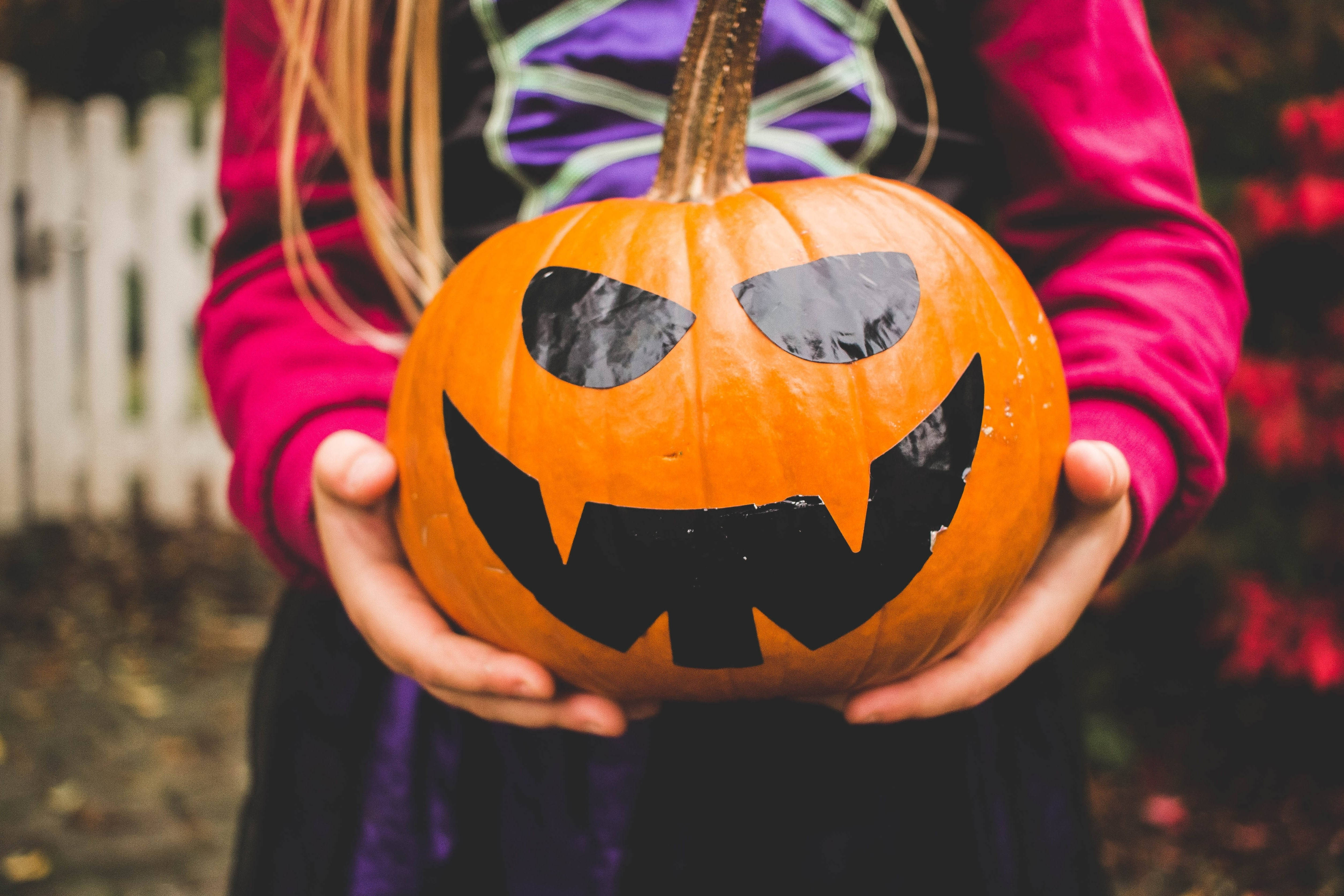 Msichana Mrembo wa Halloween na Boga Picha ya Ukuta
