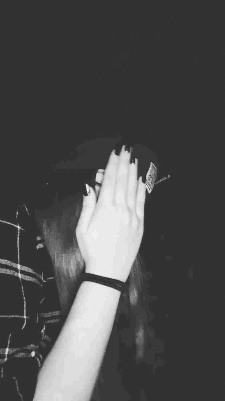 Msichana Mwenye Aibu wa Mtindo wa Emo Picha ya Ukuta