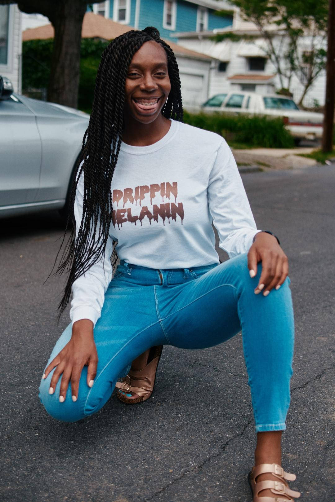 Msichana Mweusi Mrembo Aliyevaa Shati la Drippin' Melanin Picha ya Ukuta