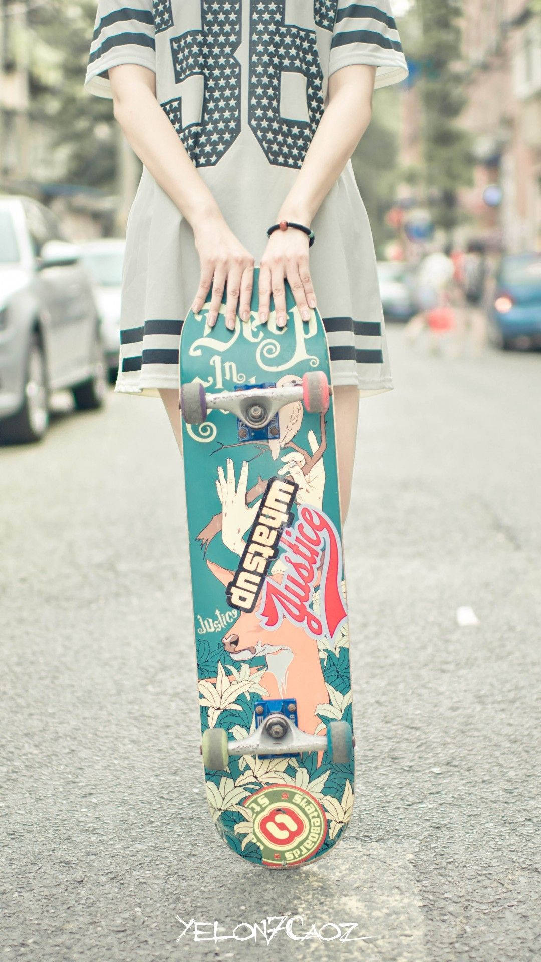 Msichana Nusu Mwili Na Skateboard iPhone Picha ya Ukuta