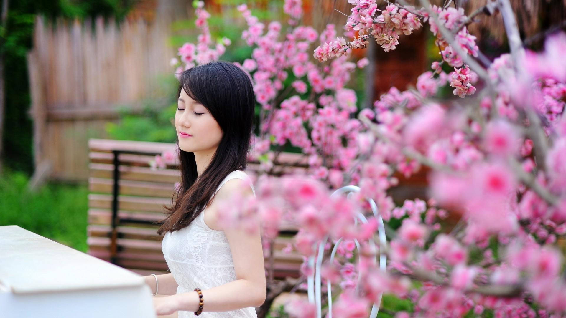 Msichana wa Japani Akipiga Piano Maua ya Waridi Bustanini Picha ya Ukuta