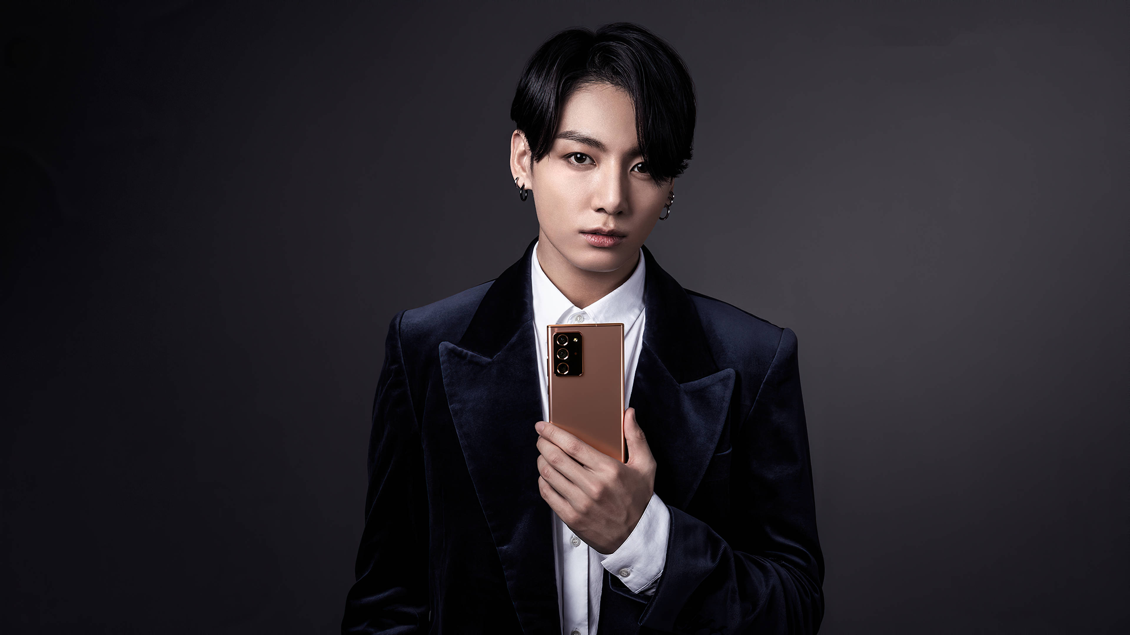 Msimu wa Bts Jungkook wa Kuwa Mfano wa Telefoni Picha ya Ukuta