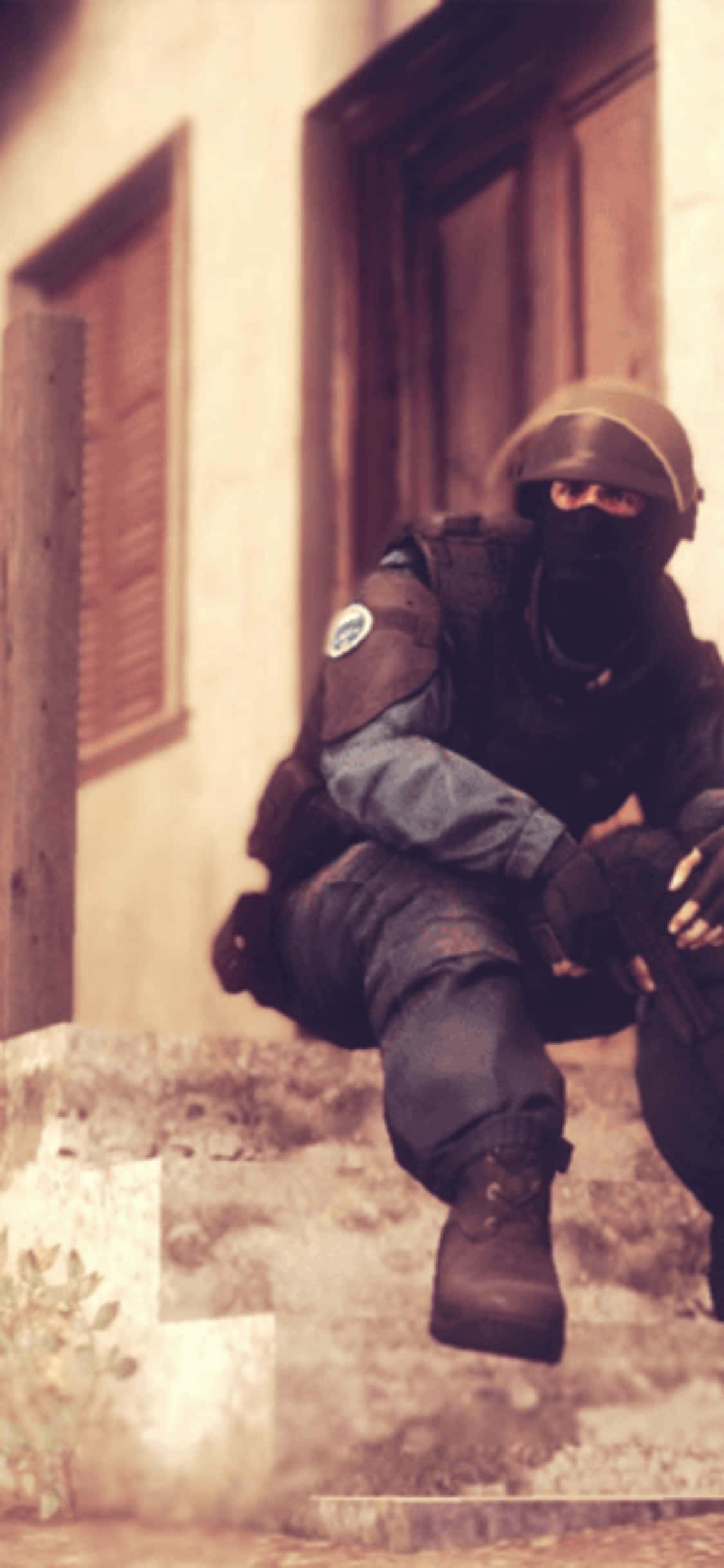 Mtaalamu wa Mchezo wa Kivinjari Anashindana katika Counter-Strike: Global Offensive kwenye iPhone XS Picha ya Ukuta