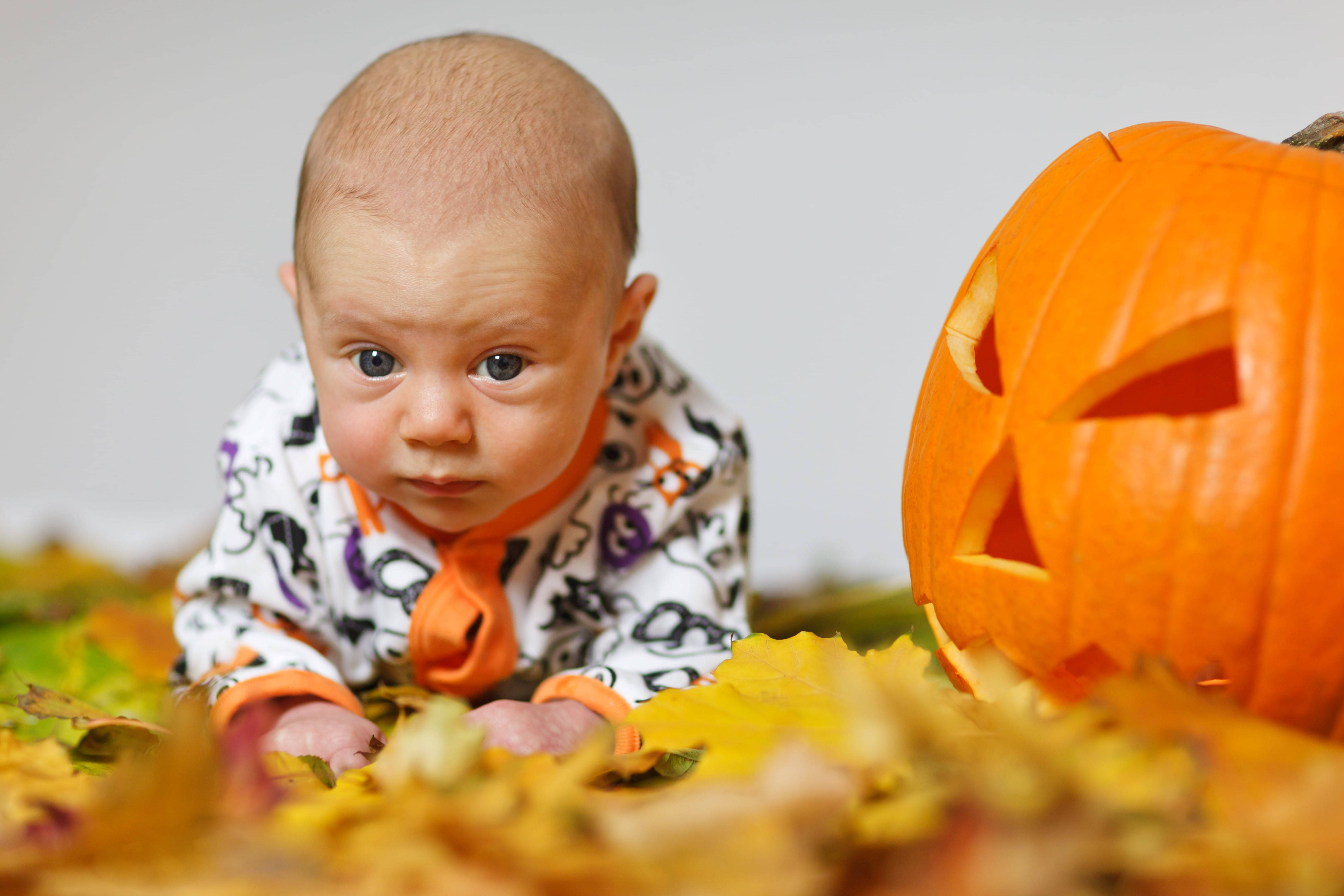 Mtoto Mzuri wa Halloween Picha ya Ukuta