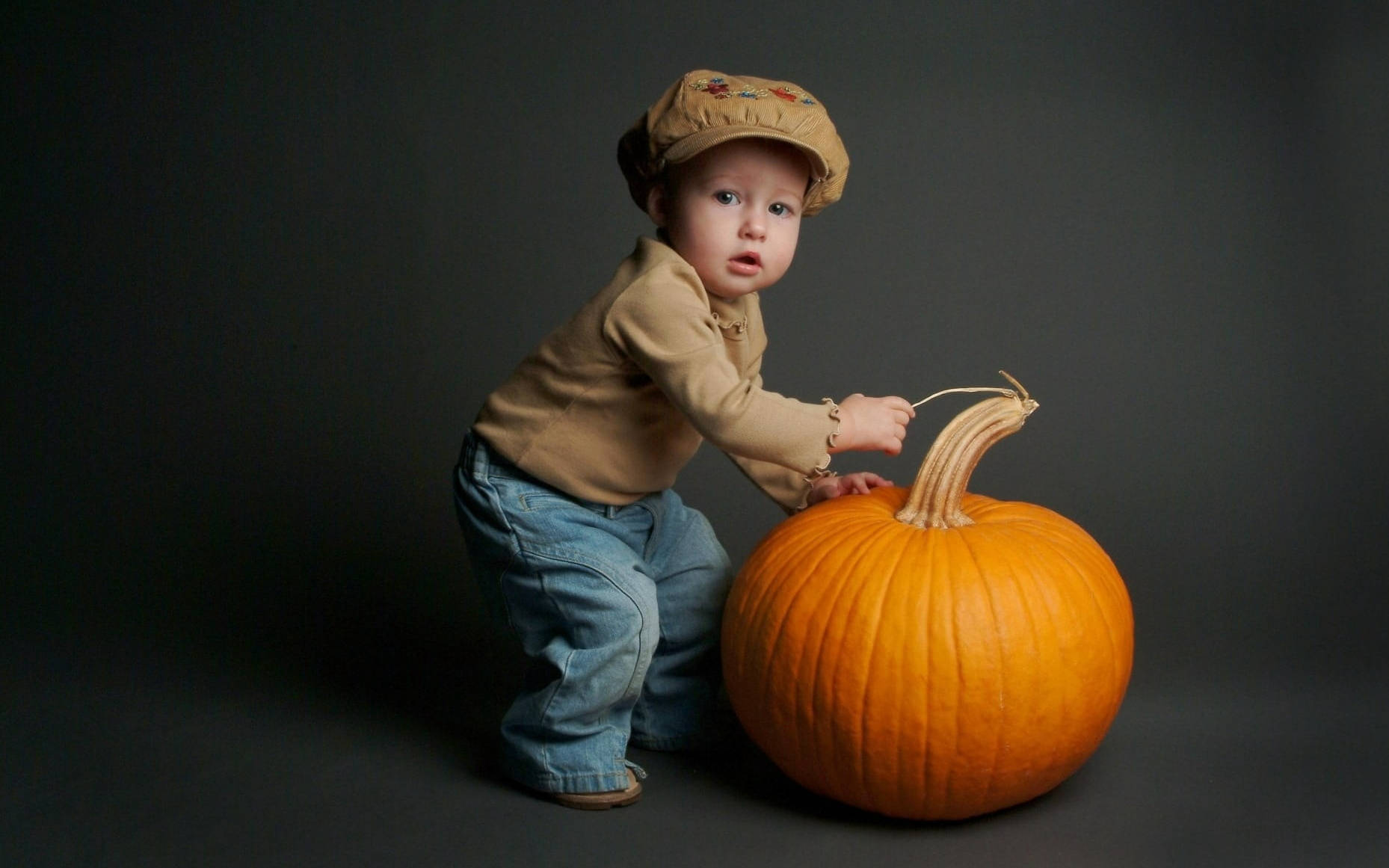 Mtoto Mzuri wa Halloween Juu ya Maboga Picha ya Ukuta