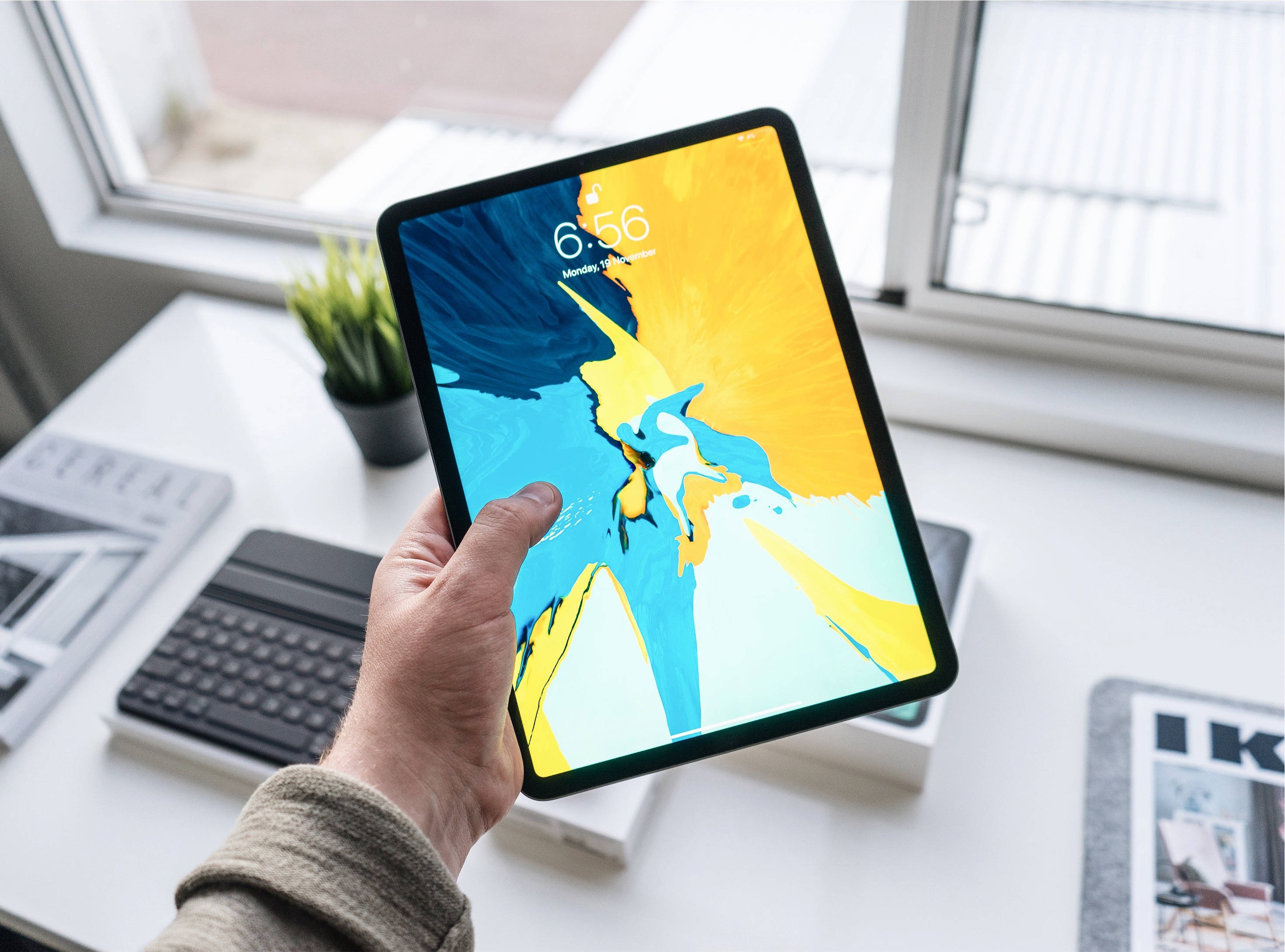 Mtu Anayetia Apple iPad Pro Picha ya Ukuta