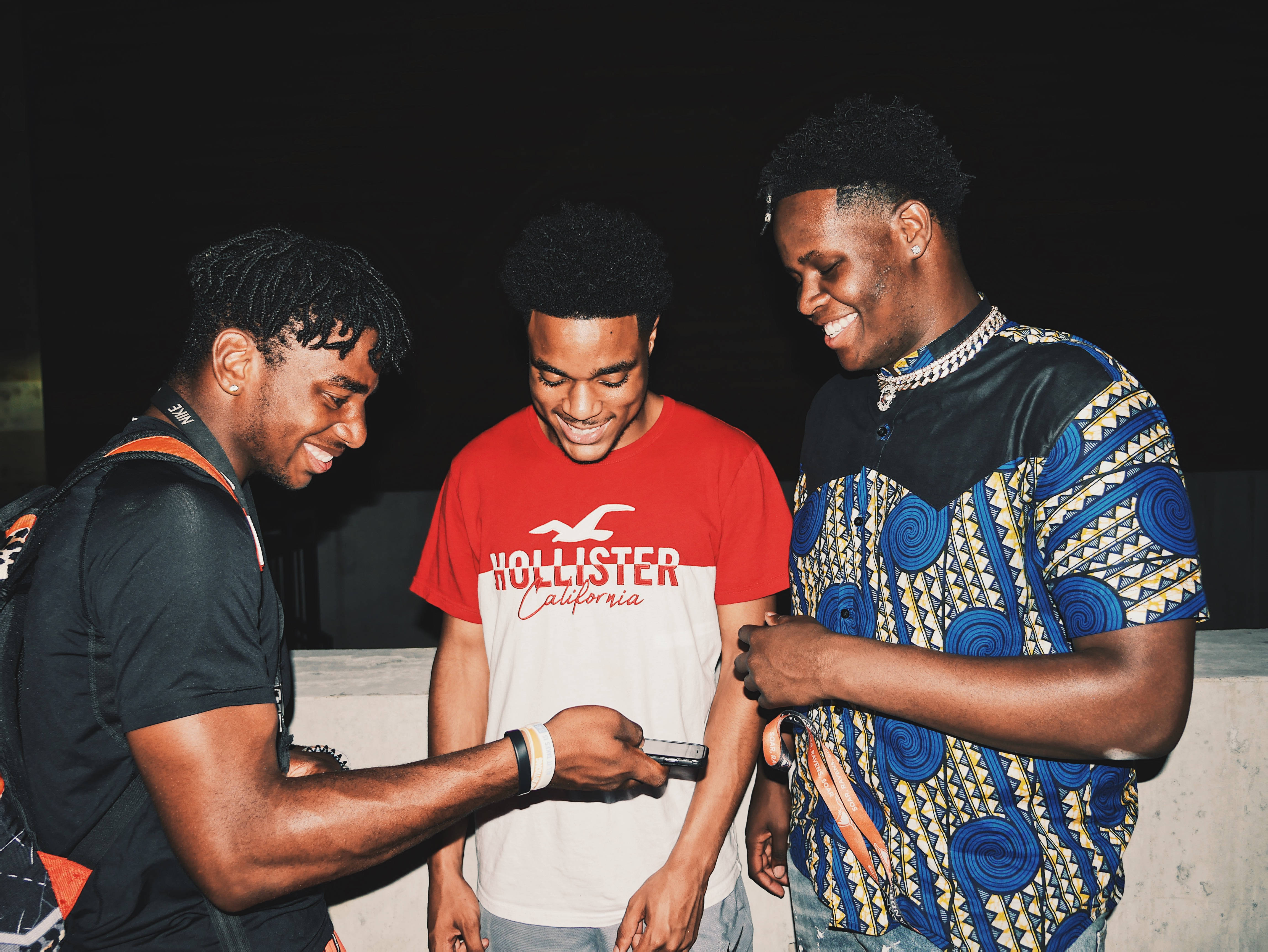 Mtu Katika T-shirt ya Kola Nyeupe Mbele ya Mtu Katika T-shirt ya Kola Nyeupe Picha ya Ukuta