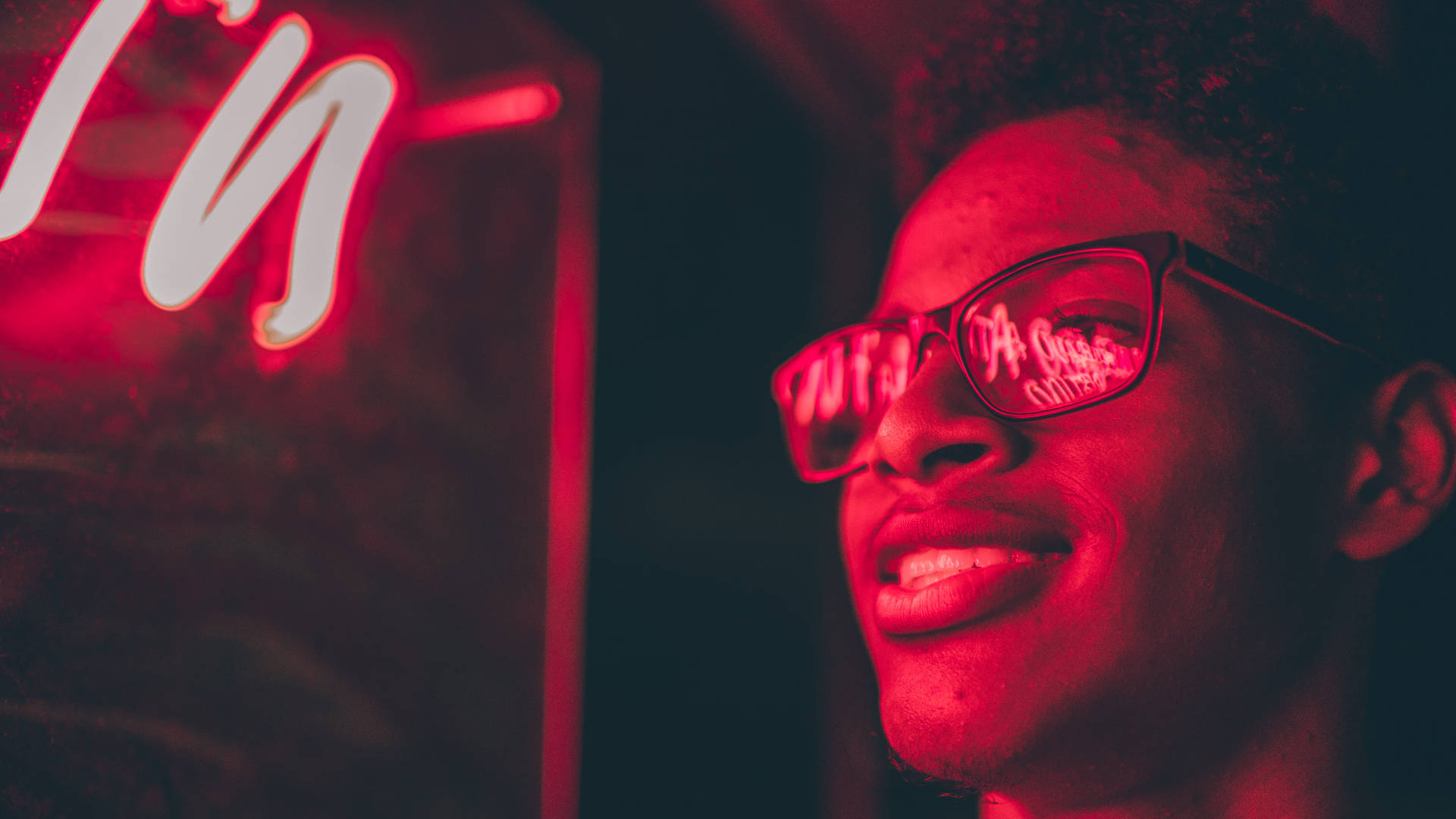 Mtu Mweusi Tabasamu la Neon Picha ya Ukuta