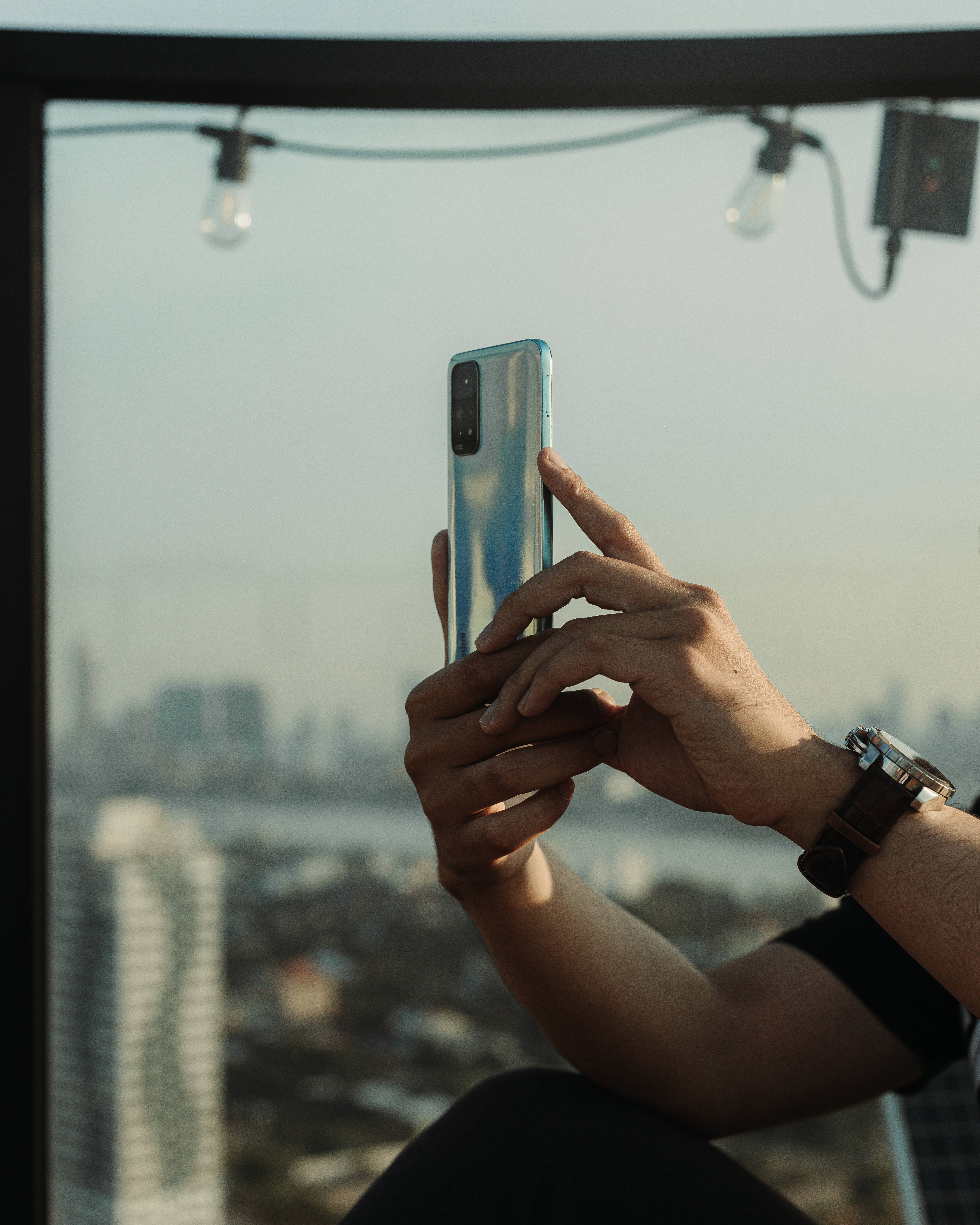 Mtu na Xiaomi Smartphone Picha ya Ukuta