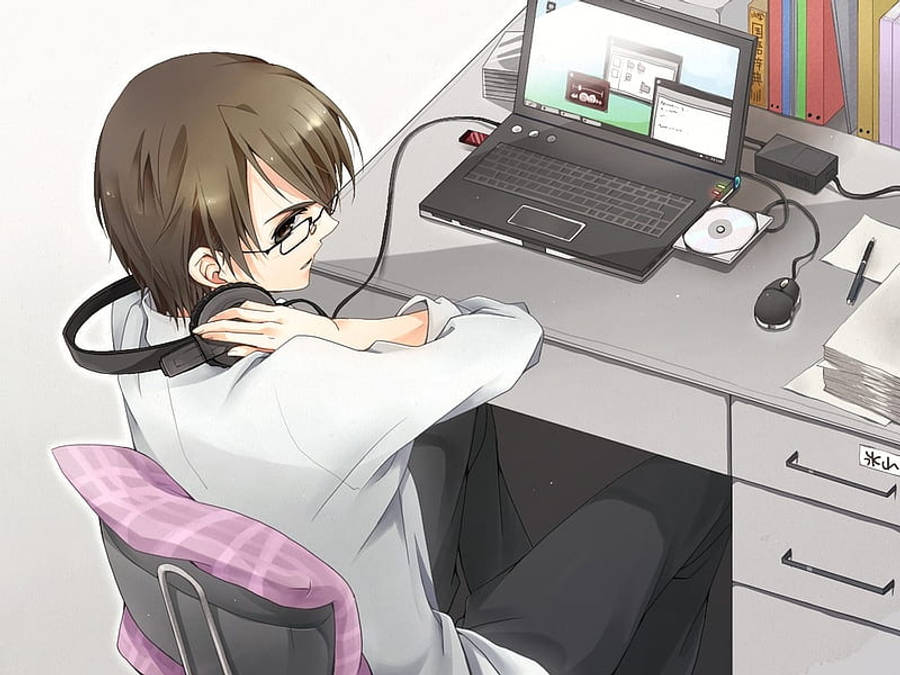 Mtu wa Anime Anayekushikilia Sauti za Kichwa Wakati Anavyofanya Kazi kwenye Laptop Picha ya Ukuta