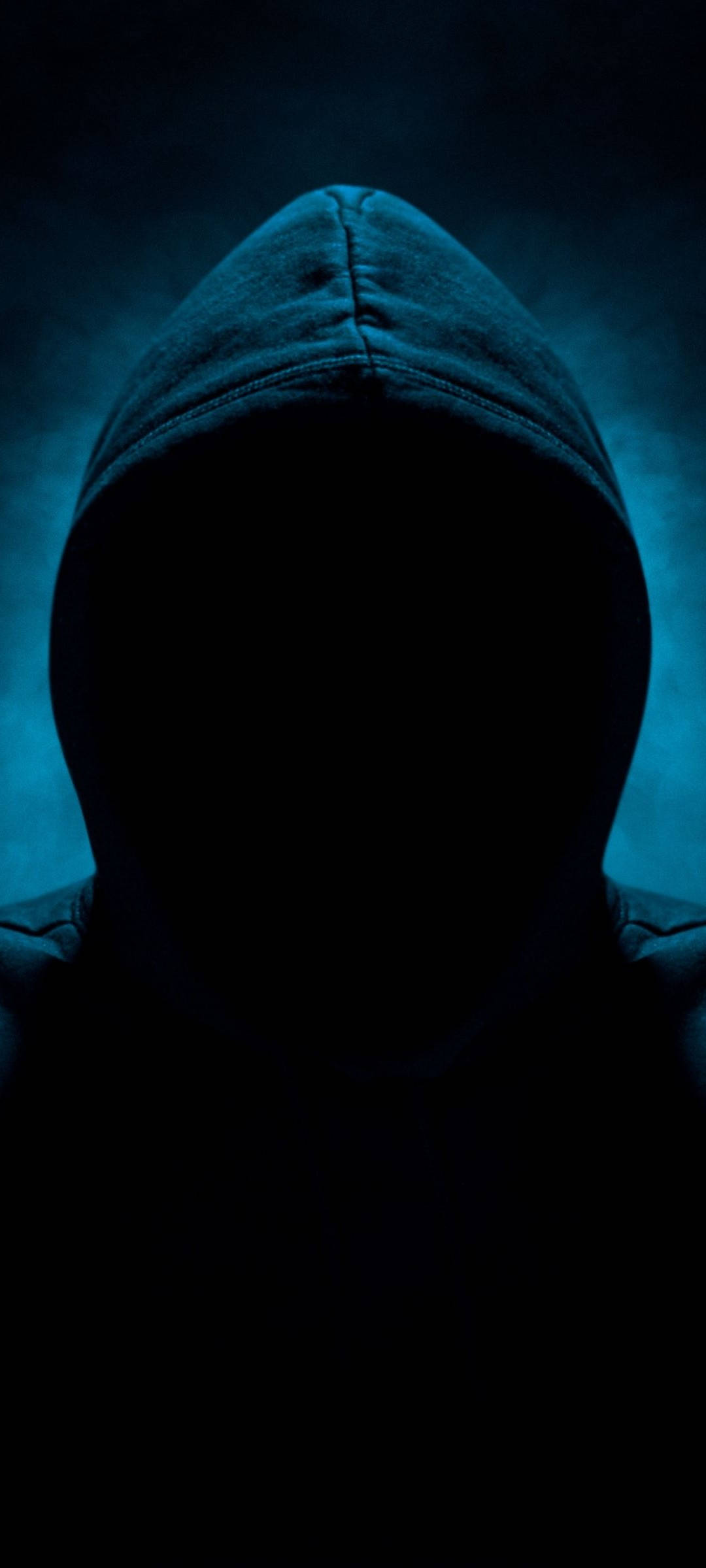 Mtu wa hoodie mwenye siri inayoweka smartphone ya Realme 7 ya mwisho. Picha ya Ukuta