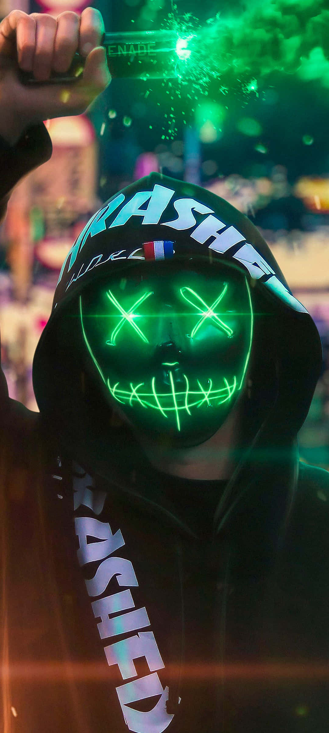 Mtu wa Mask ya Neon Mysteriosi Uliofichwa na Mwani wa Kijani Picha ya Ukuta