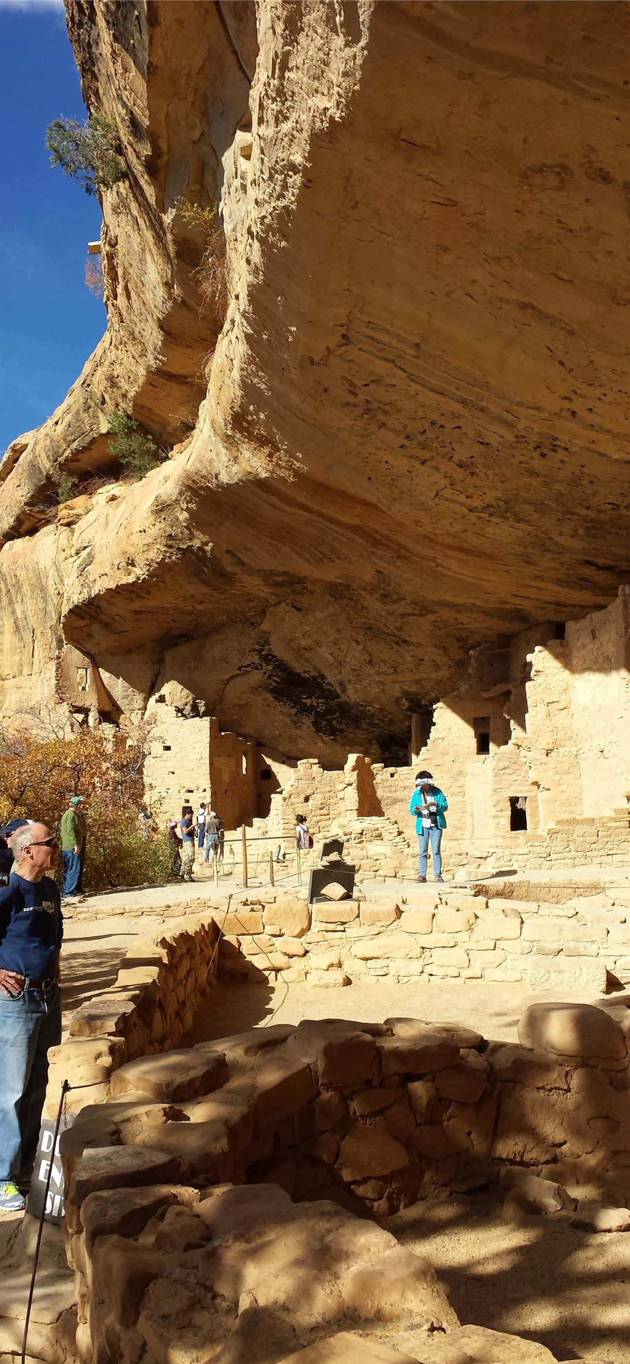 Tourist Exploring Mesa Verde National Park Picha ya Ukuta
