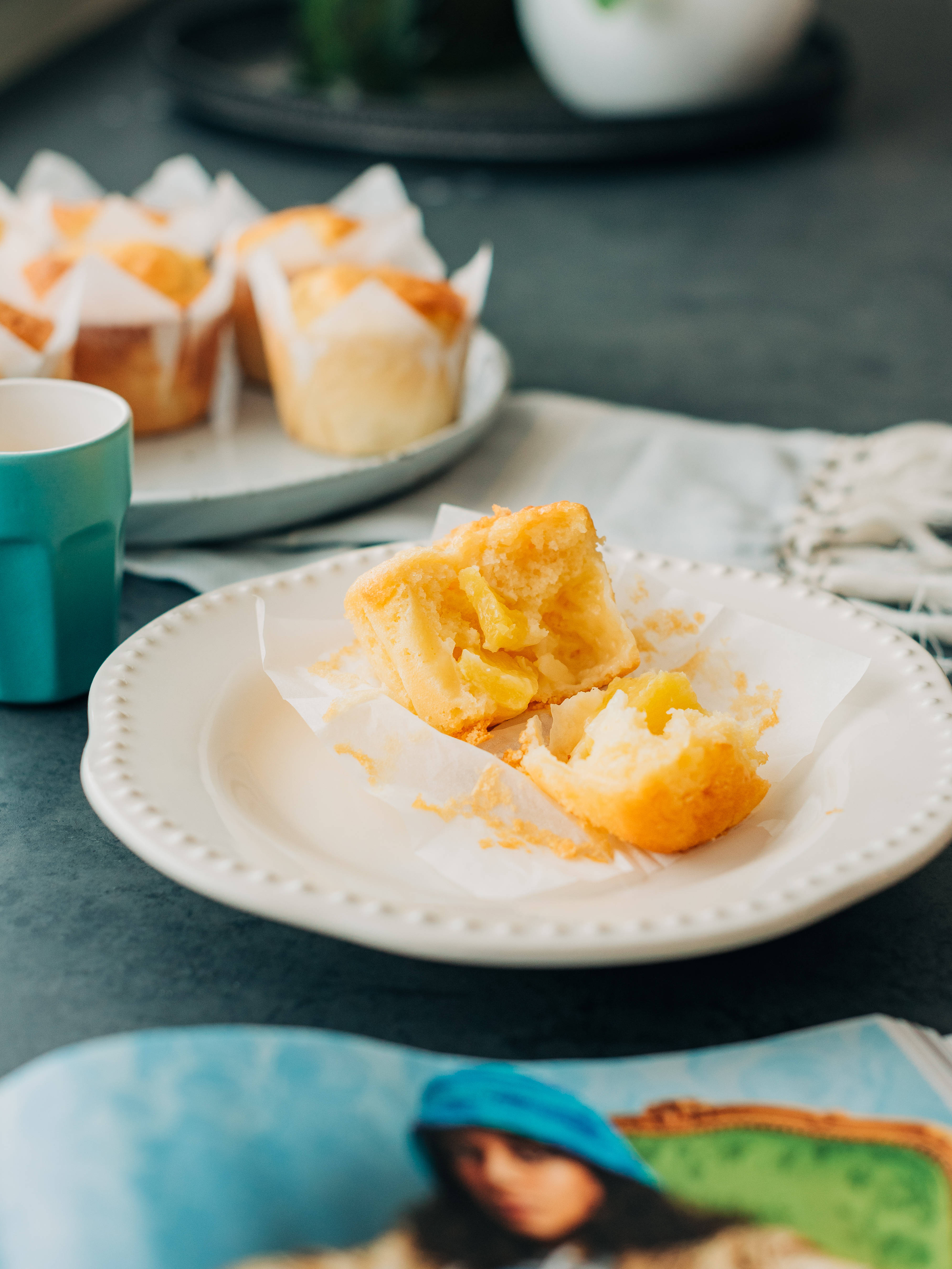 Muffin Iliyobitiwa Kwenye Plate Picha ya Ukuta
