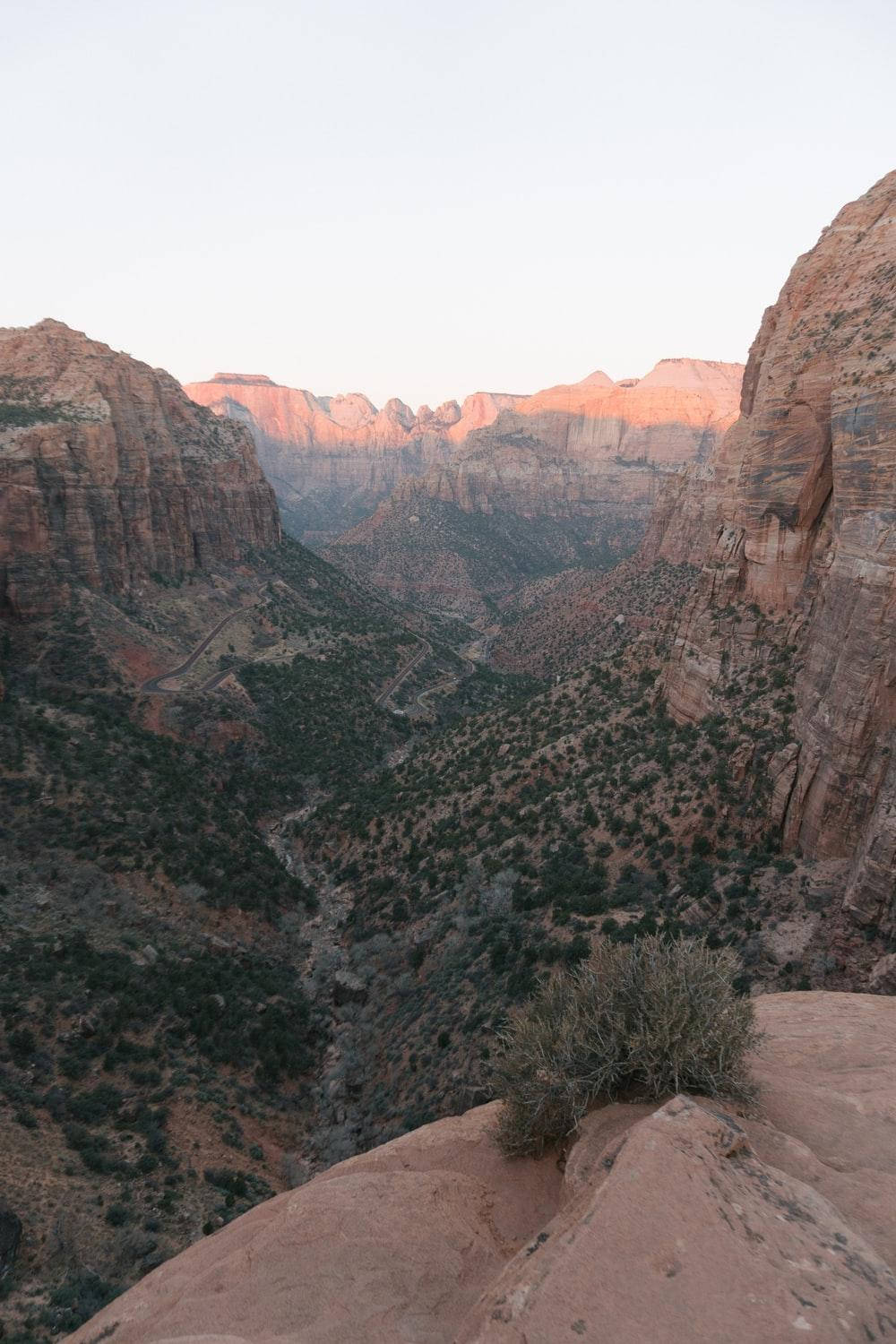 Muundo wa Majestic wa Mwamba wa Beehive katika Zion National Park Picha ya Ukuta