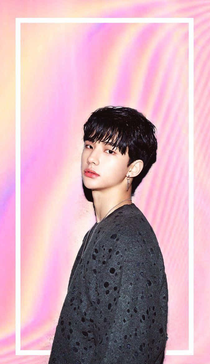 Muundo wa Pastel Gradient wa Rapa wa Korea Kusini Hyunjin Picha ya Ukuta