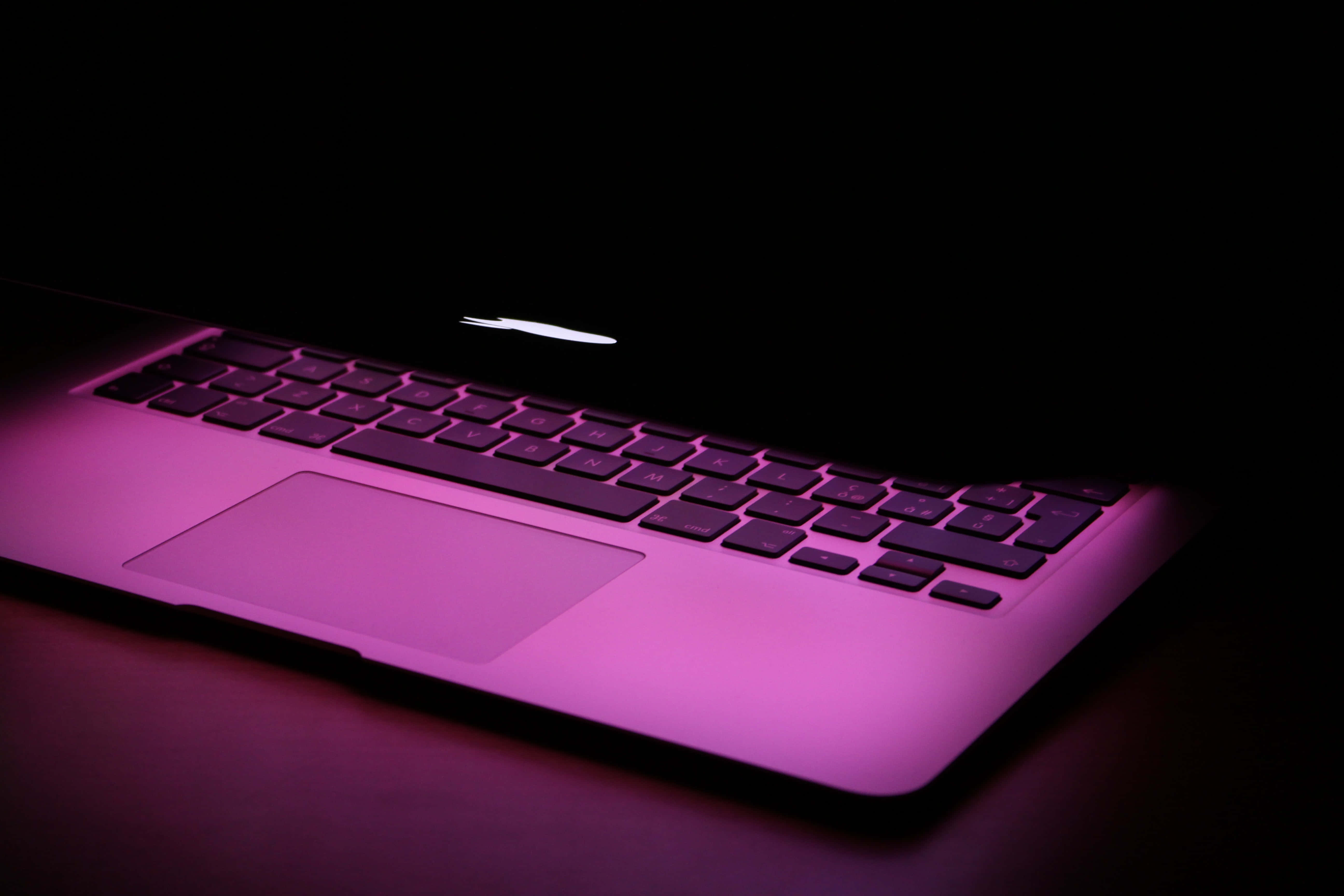 Muundo wa urembo wa minimalist unaoangazia kompyuta ya mkononi ya Macbook Picha ya Ukuta