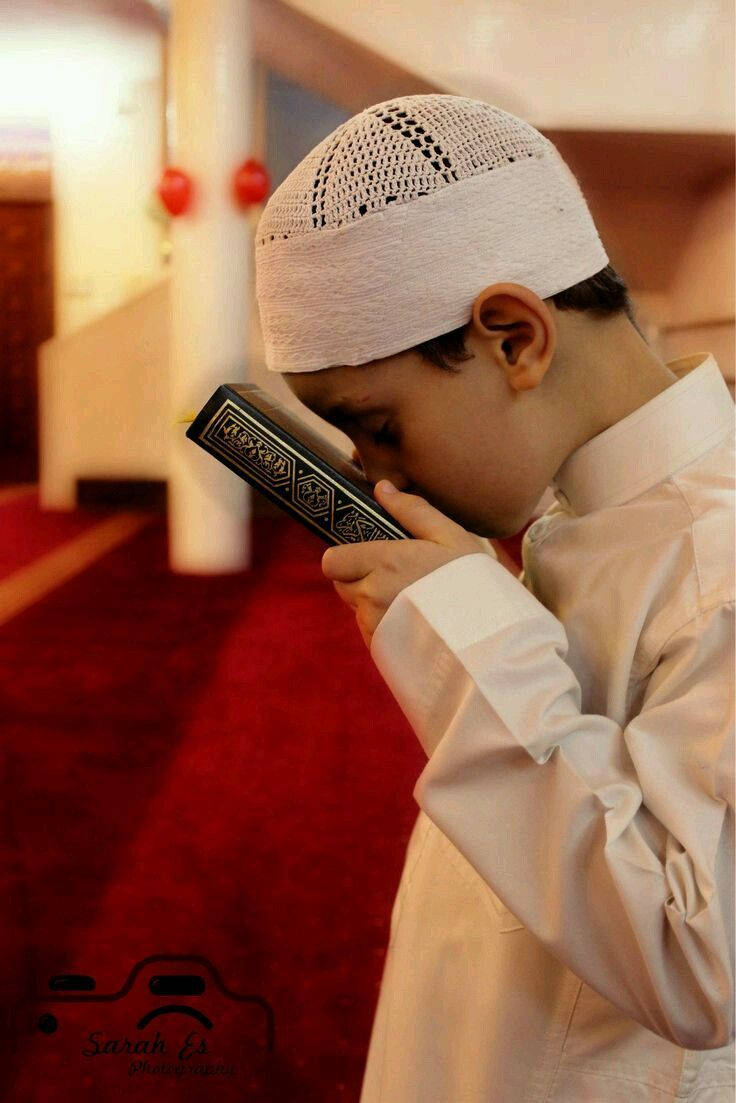 Mvulana Muislamu Akibusu Quran Picha ya Ukuta