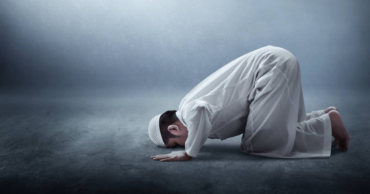 Mwana wa Kiislamu Akiabudu Katika Mkao wa Sujud Picha ya Ukuta