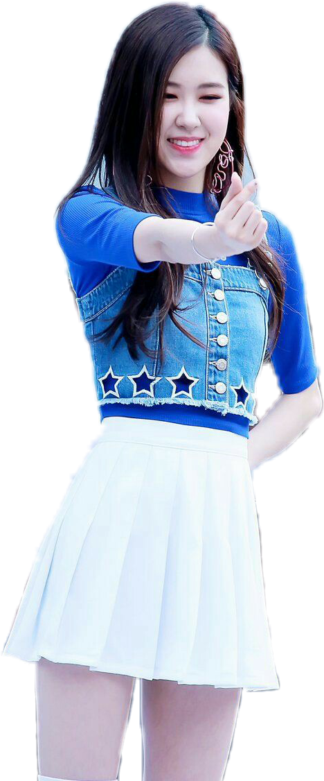 Mwanachama wa Blackpink Akiwa na Blauzi ya Denim ya Bluu na Sketi Nyeupe Picha ya Ukuta