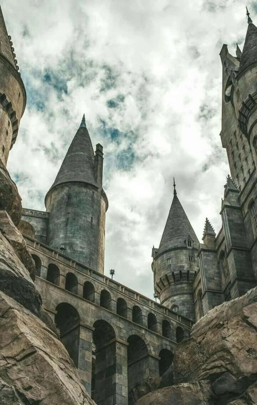Mwanafunzi wa Hogwarts anagundua ulimwengu wa uchawi Picha ya Ukuta