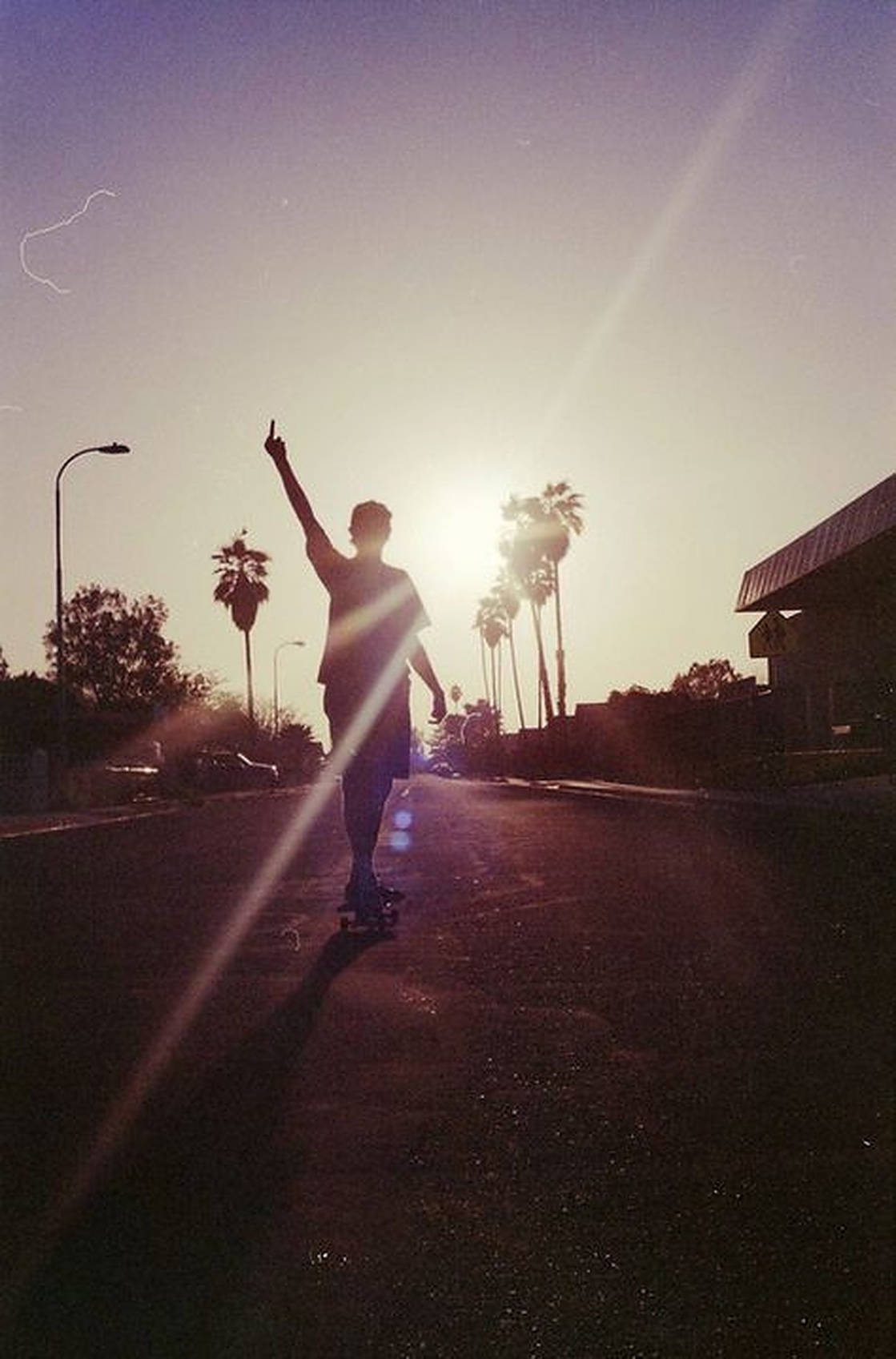 Mwanafunzi wa Skateboard Aesthetic Wakati wa Mchana Picha ya Ukuta