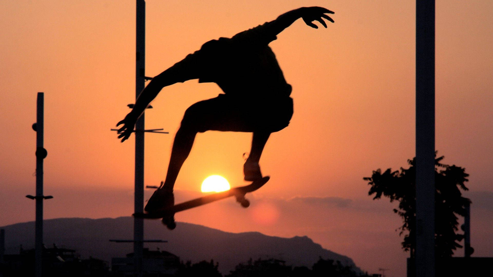 Mwanafunzi wa Skateboard Aesthetic na Machweo Picha ya Ukuta