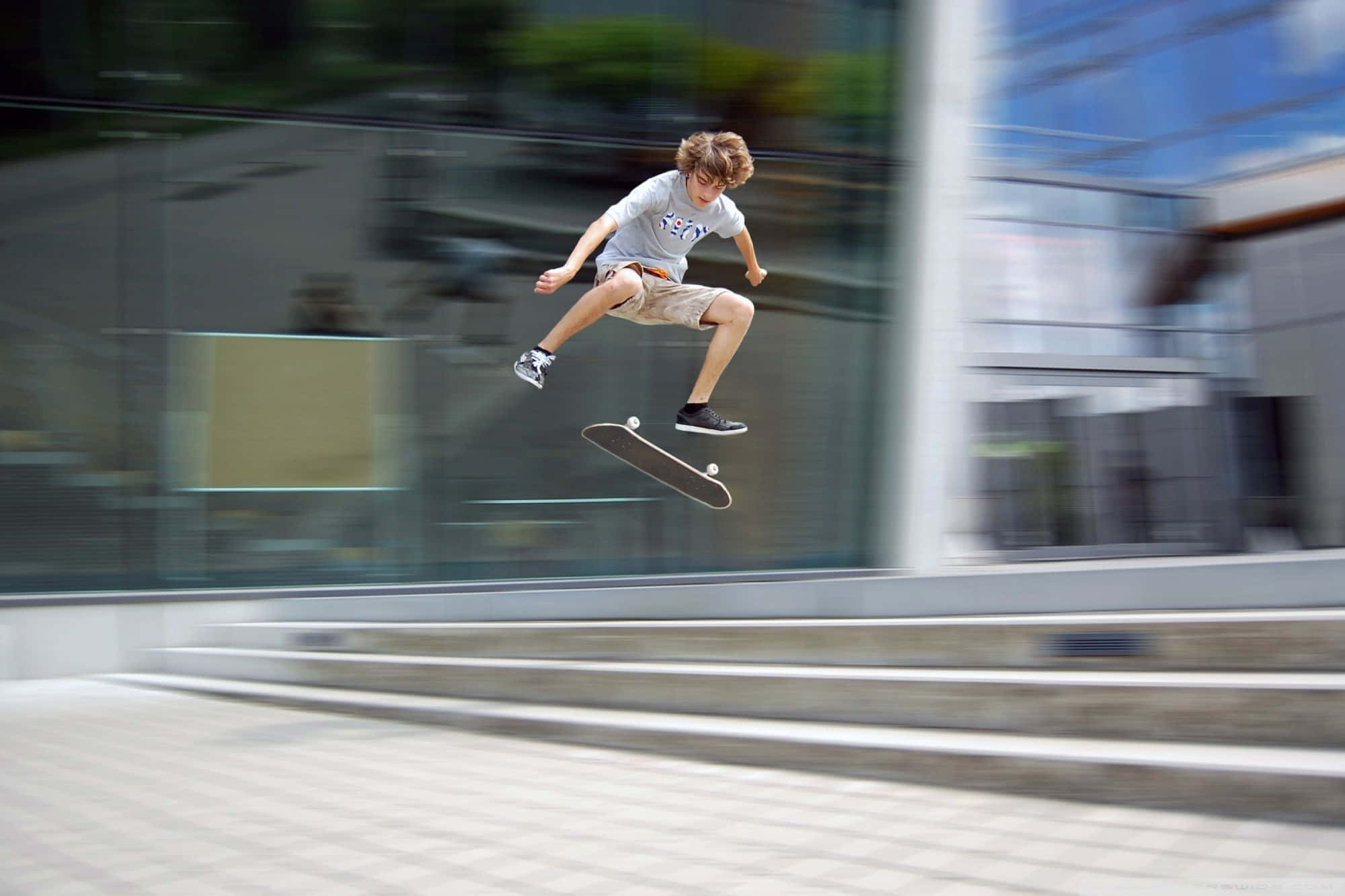 Mwanamali anafanya mchezo wa skateboard Picha ya Ukuta