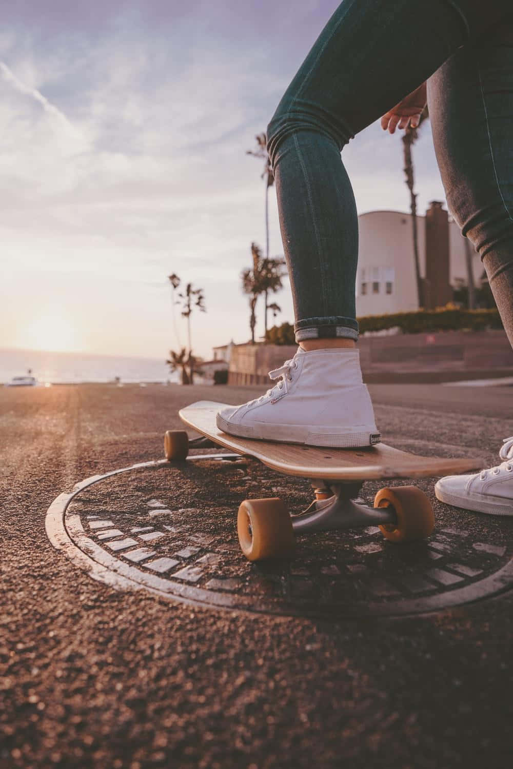 Mwanamichezo wa Skateboard Anayefurahia Maisha Picha ya Ukuta