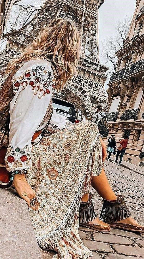 mwanamke ameketi kwenye ngazi za mnara wa eiffel Picha ya Ukuta