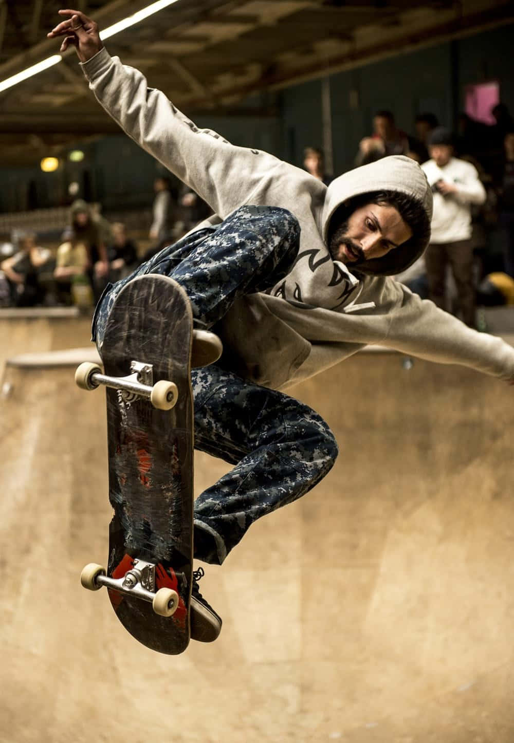 mwanamke katika hoodie anayefanya mchezo wa skateboard Picha ya Ukuta