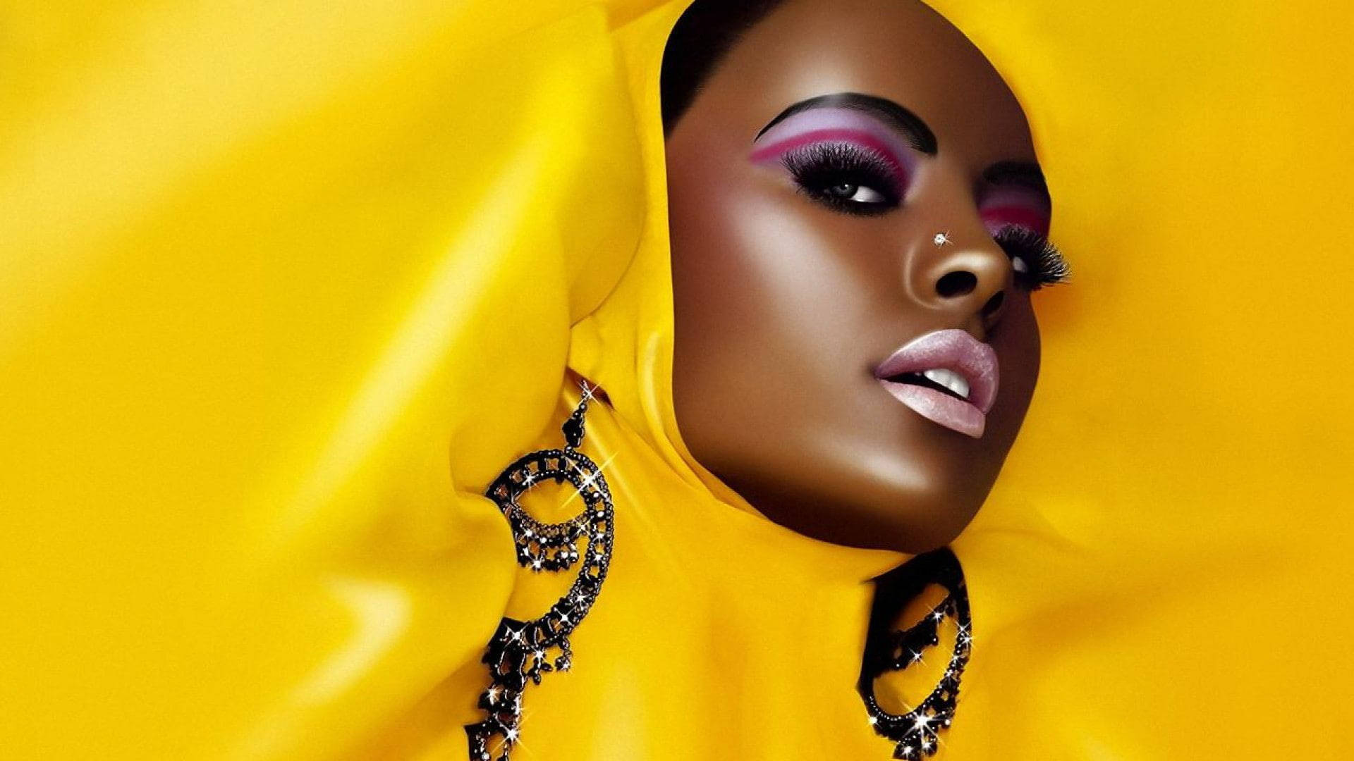Mwanamke Mweusi Mrembo Mandhari ya Njano Picha ya Ukuta