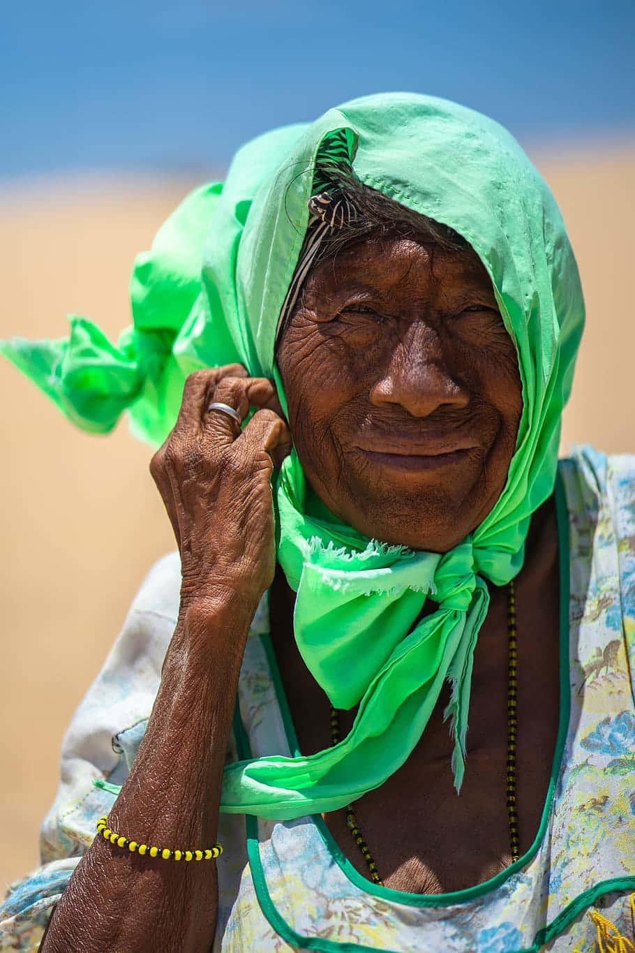 Mwanamke Mzee Akiwa na Skafu ya Kijani Kibichi Picha ya Ukuta