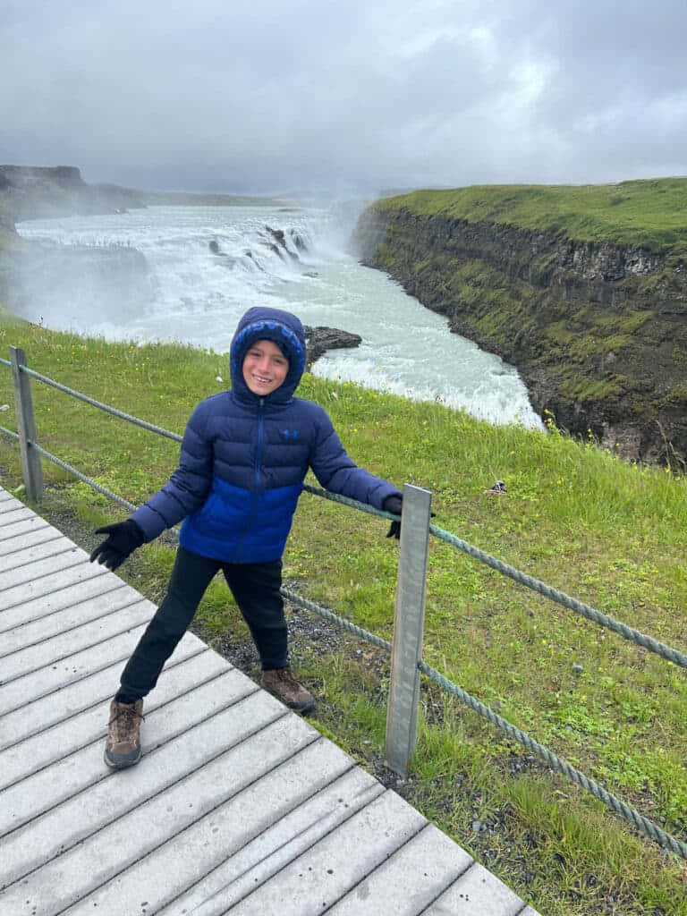 Mwanamke Mzururaji wa Kid katika Gullfoss Waterfall Kusini Magharibi mwa Iceland Picha ya Ukuta