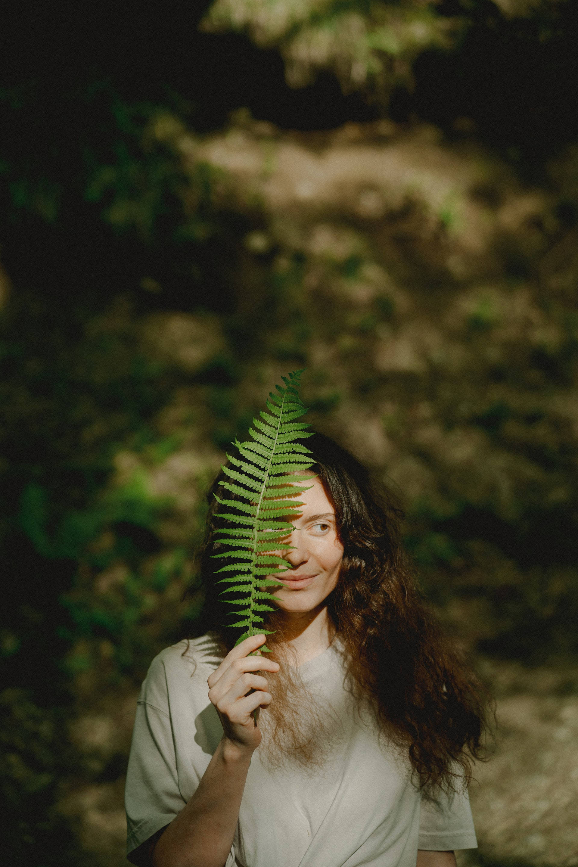 Mwanamke na Mzizi wa Fern Aesthetic Picha ya Ukuta