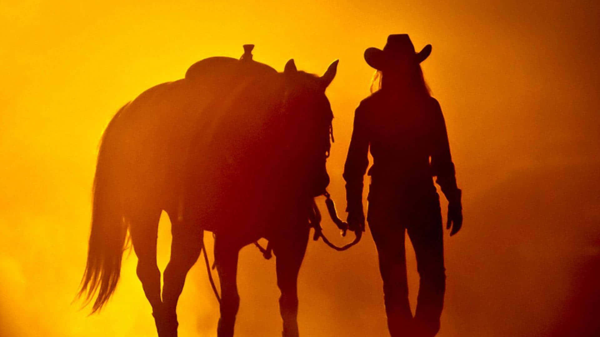 Mwanamke wa Kijadi wa Cowgirl Akiwa na Farasi Picha ya Ukuta