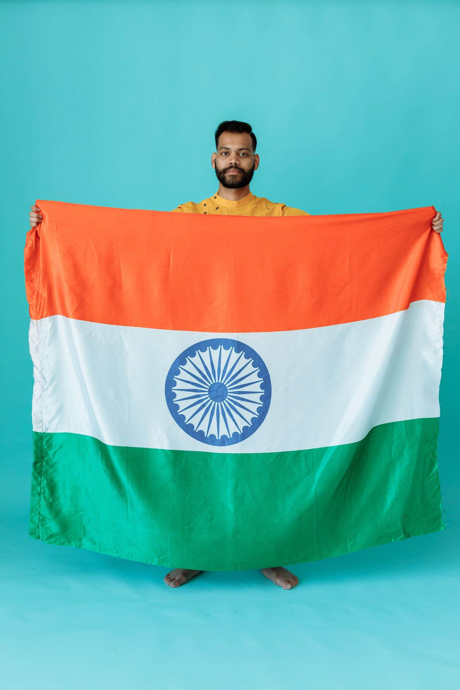Mwanamume Akiwa na Bendera ya India Simu Picha ya Ukuta
