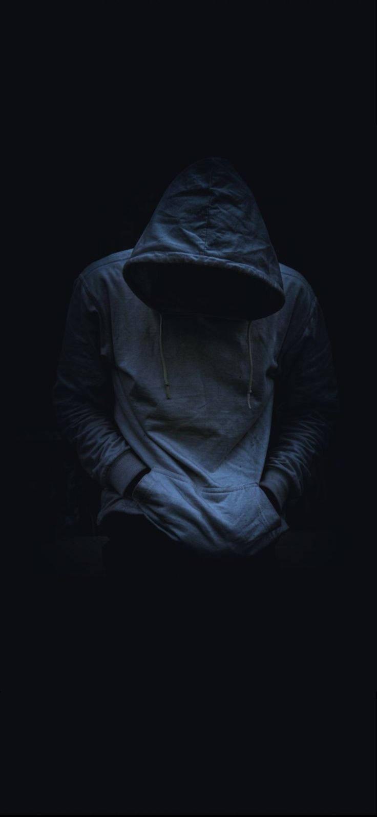 Mwanamume Akiwa na Simu Amevaa Hoodie Picha ya Ukuta