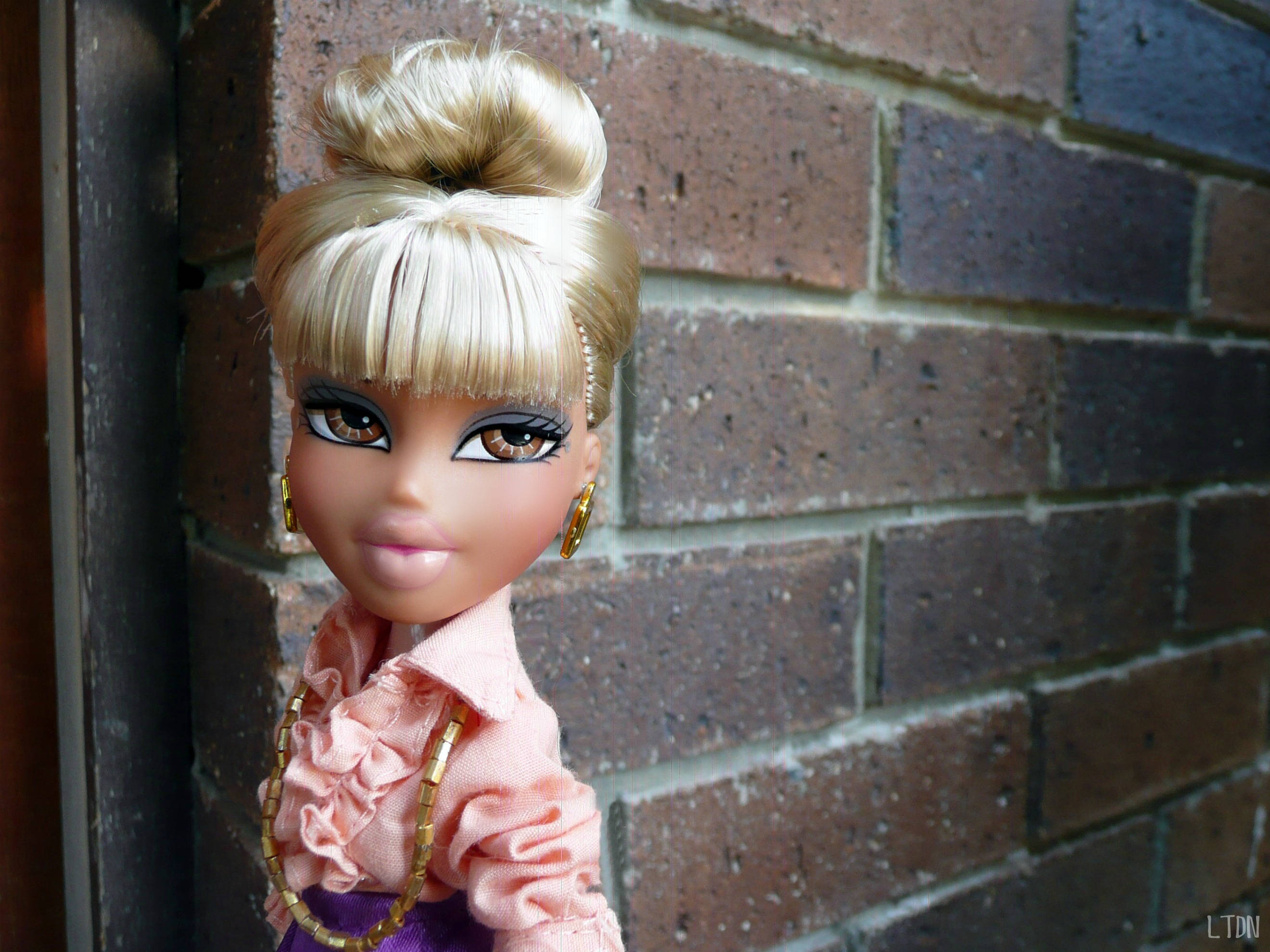Mwanasesere wa Bratz Aesthetic Mwenye Nywele za Blondi Picha ya Ukuta