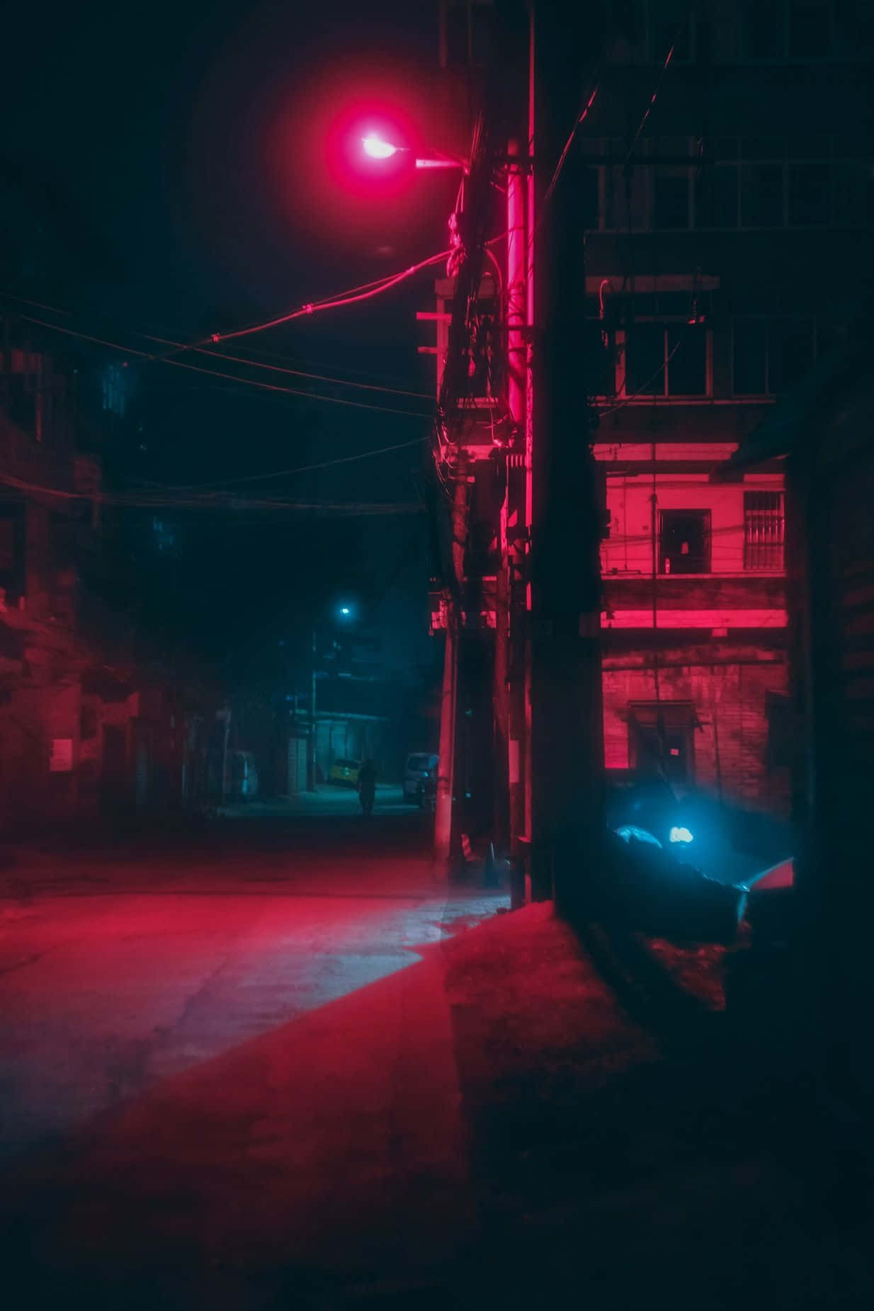 Mwanga Nyekundu wa Neon Unaoangaza Barabarani Picha ya Ukuta